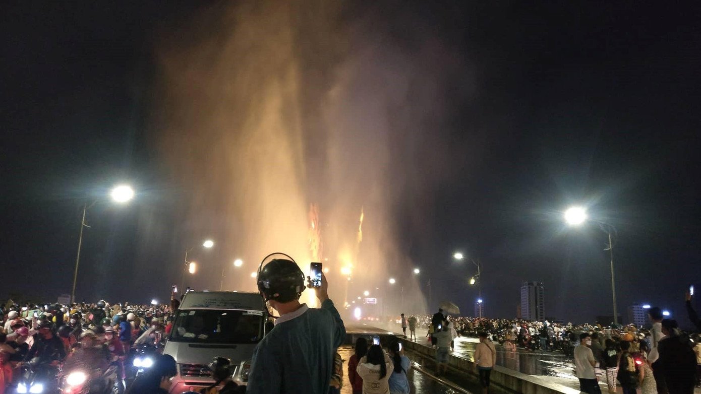 Rất nhiều người đã dùng điện thoại ghi lại khoảnh khắc đặc biệt - ảnh Kim Ngân