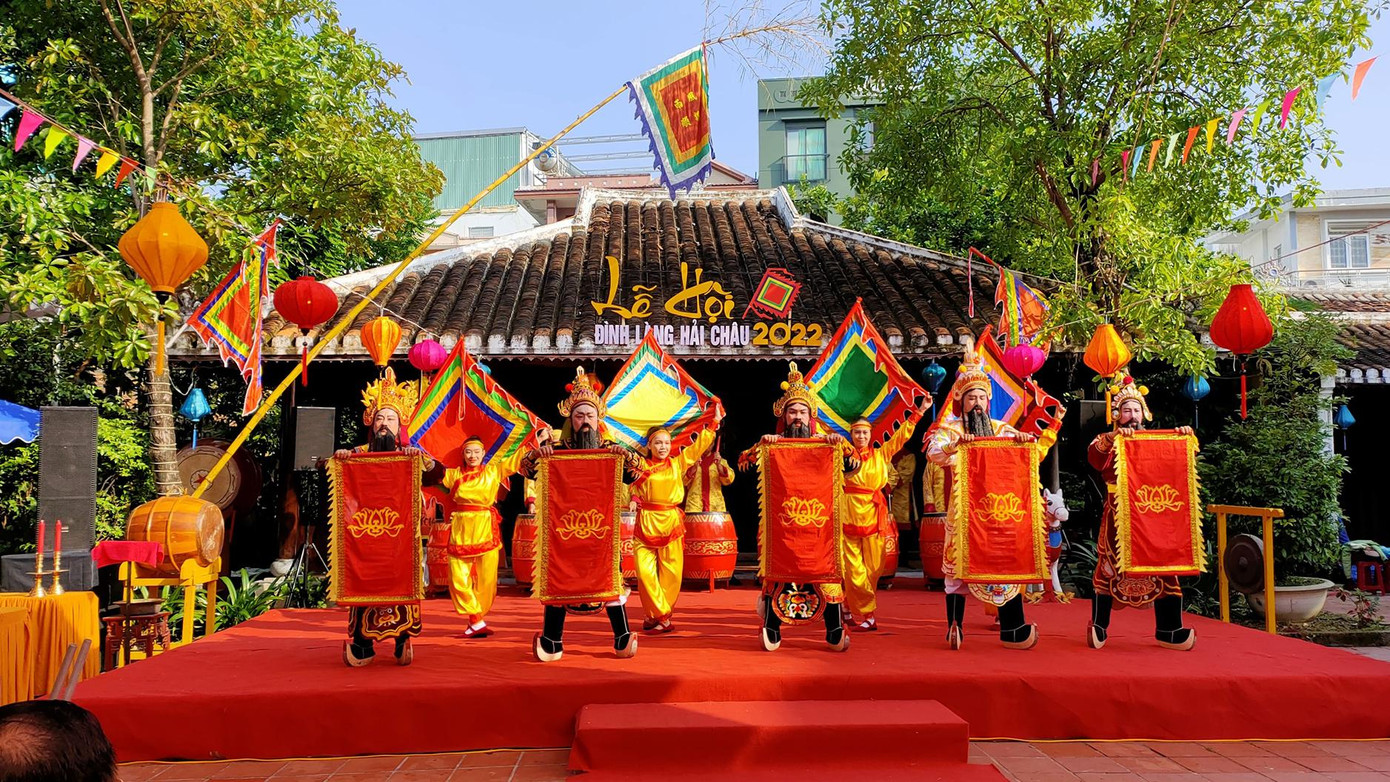 Phần bên trái là nhà thờ gia tộc họ Nguyễn Văn, bên phải là nhà thờ chung bao gồm 42 bài vị của 42 tộc họ - là những bậc Tiền hiền từ năm Tân Mão (1471) từ Thanh Hóa theo chân vua Lê Thánh Tôn vào Nam. Vua Lê Thánh đã lập ra ấp Hàn Giang (Đà Nẵng ngày nay) và các tộc họ ấy sống quây quần với nhau trở thành làng Hải Châu, được triều Nguyễn sắc phong là “Chính xã” - ảnh