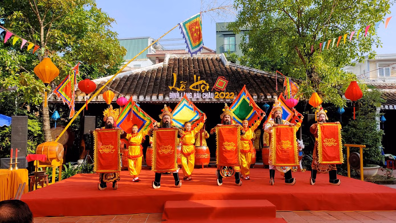 Phần bên trái là nhà thờ gia tộc họ Nguyễn Văn, bên phải là nhà thờ chung bao gồm 42 bài vị của 42 tộc họ - là những bậc Tiền hiền từ năm Tân Mão (1471) từ Thanh Hóa theo chân vua Lê Thánh Tôn vào Nam. Vua Lê Thánh đã lập ra ấp Hàn Giang (Đà Nẵng ngày nay) và các tộc họ ấy sống quây quần với nhau trở thành làng Hải Châu, được triều Nguyễn sắc phong là “Chính xã” - ảnh
