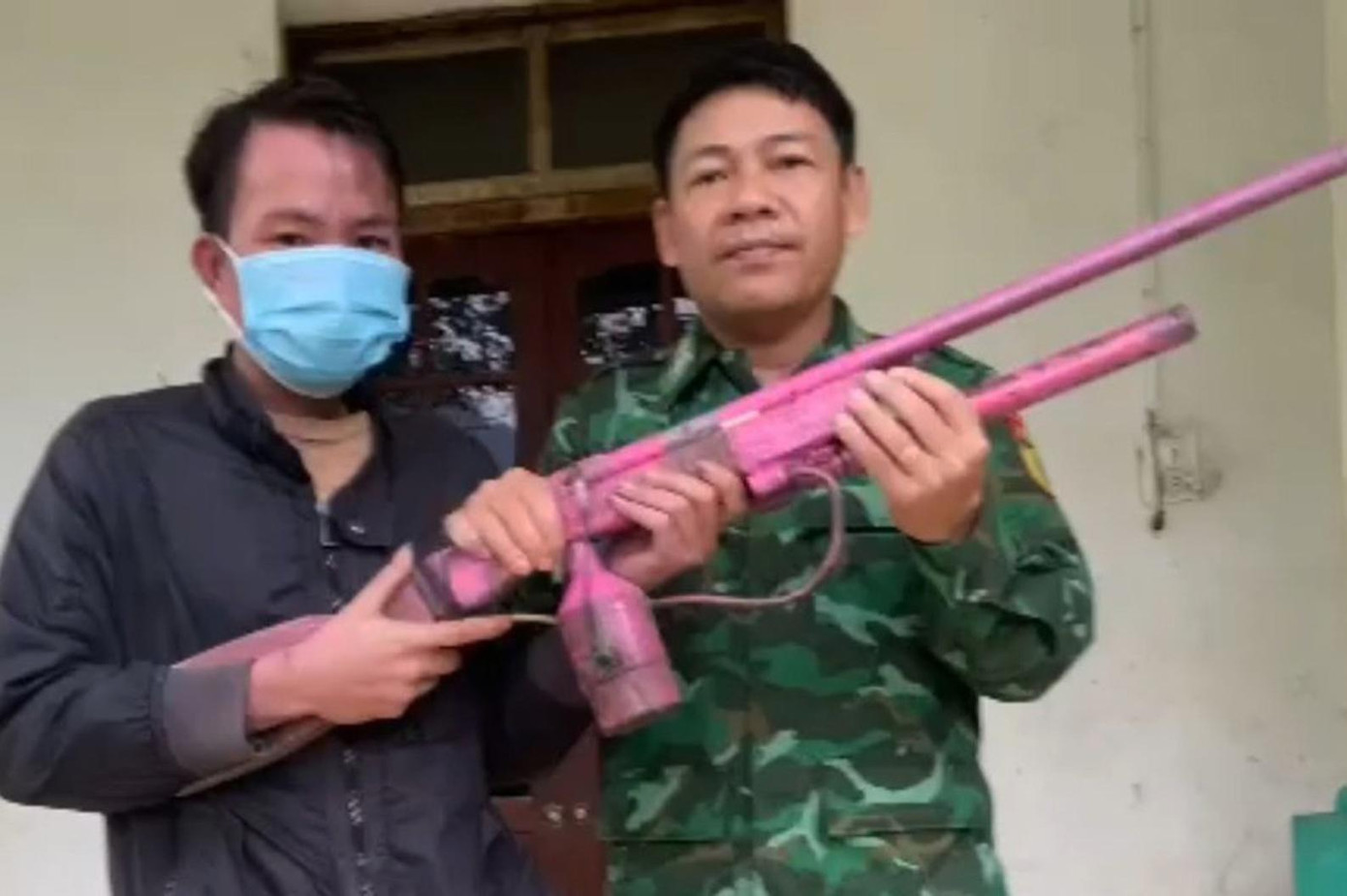 Anh Tới giao nộp khẩu súng màu hồng như đồ chơi trẻ em, nhưng là vũ khí bắn đạn chì và sử dụng hơi cồn có độ sát thương cao – ảnh Văn Chương