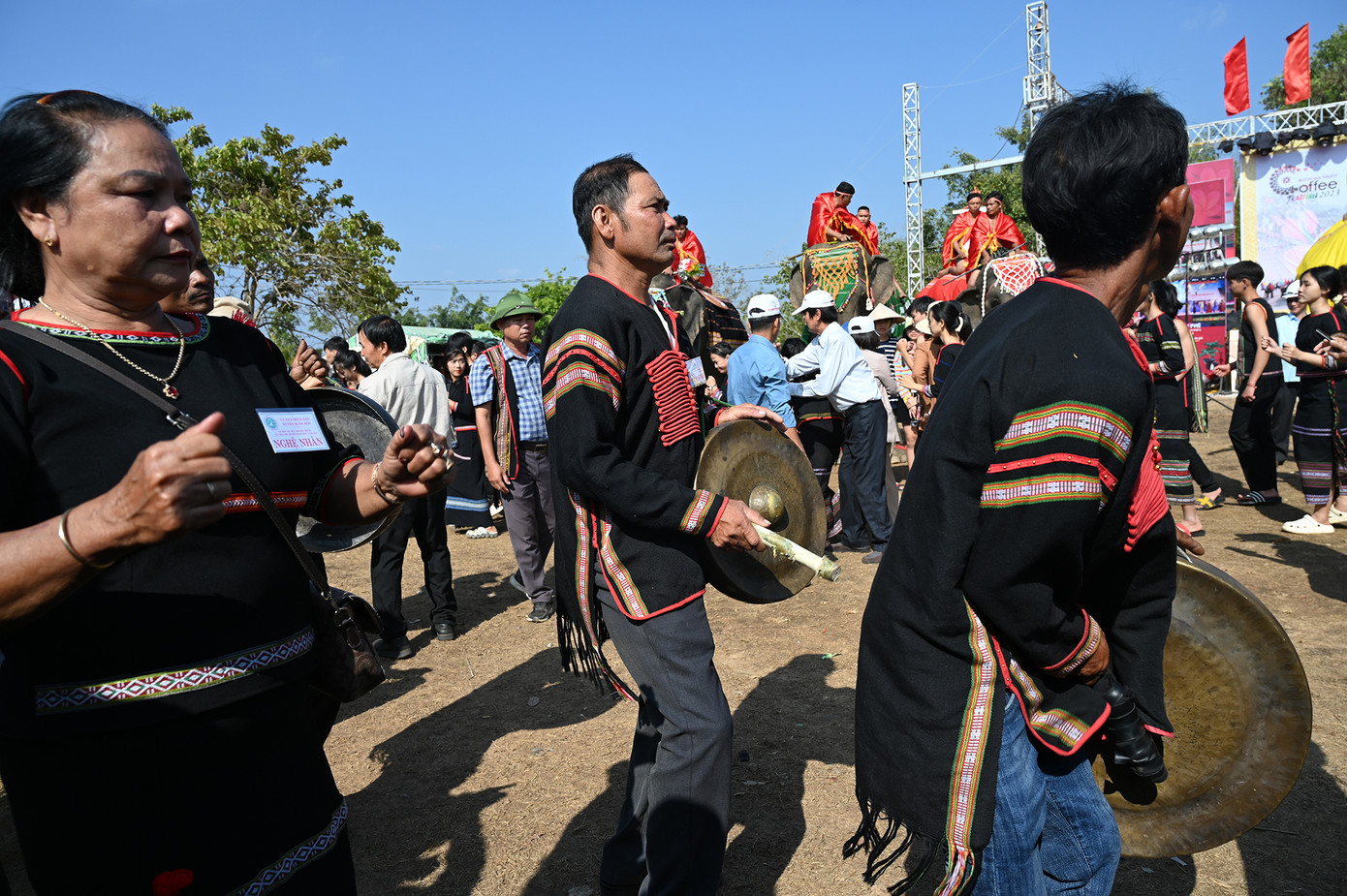 Các nghệ nhân biểu diễn cồng chiêng hòa chung không khí lễ hội. (Ảnh: Huỳnh Như) Các nghệ nhân biểu diễn cồng chiêng hòa chung không khí lễ hội. (Ảnh: Huỳnh Như)