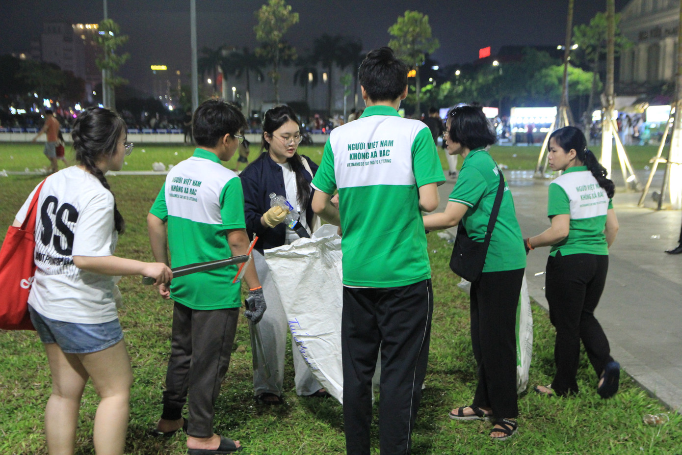 Mặc dù trời đã khuya nhưng các bạn trẻ trong đội tình nguyện vẫn miệt mài dọn dẹp, thu gom rác tại khuôn viên Công viên 29-3 và khu vực xung quanh Tượng đài.