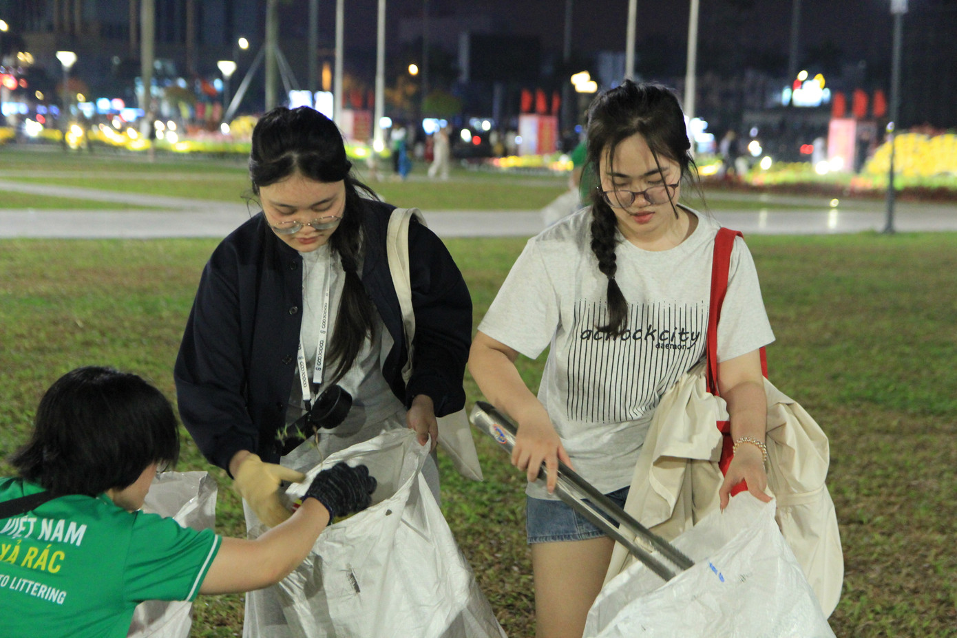 Nhiều bạn trẻ, du khách chủ động tham gia nhặt rác. Ảnh: Minh Hiền