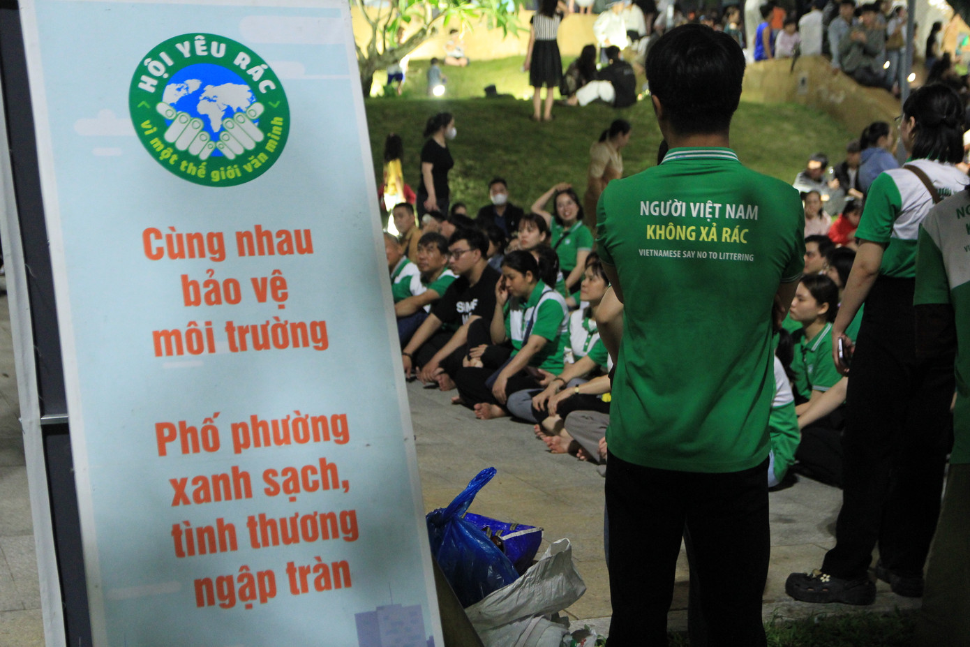 Câu slogan ấn tượng và ý nghĩa sau mỗi chiếc áo xanh của các tình nguyện viên Hội Yêu Rác với mong muốn lan tỏa trách nhiệm giữ gìn phố phường luôn xanh sạch. Ảnh: Minh Hiền