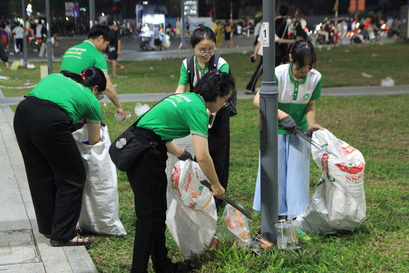 Mặc dù trời đã khuya nhưng các bạn trẻ trong đội tình nguyện vẫn miệt mài dọn dẹp, thu gom rác tại khuôn viên Công viên 29-3 và khu vực xung quanh Tượng đài.