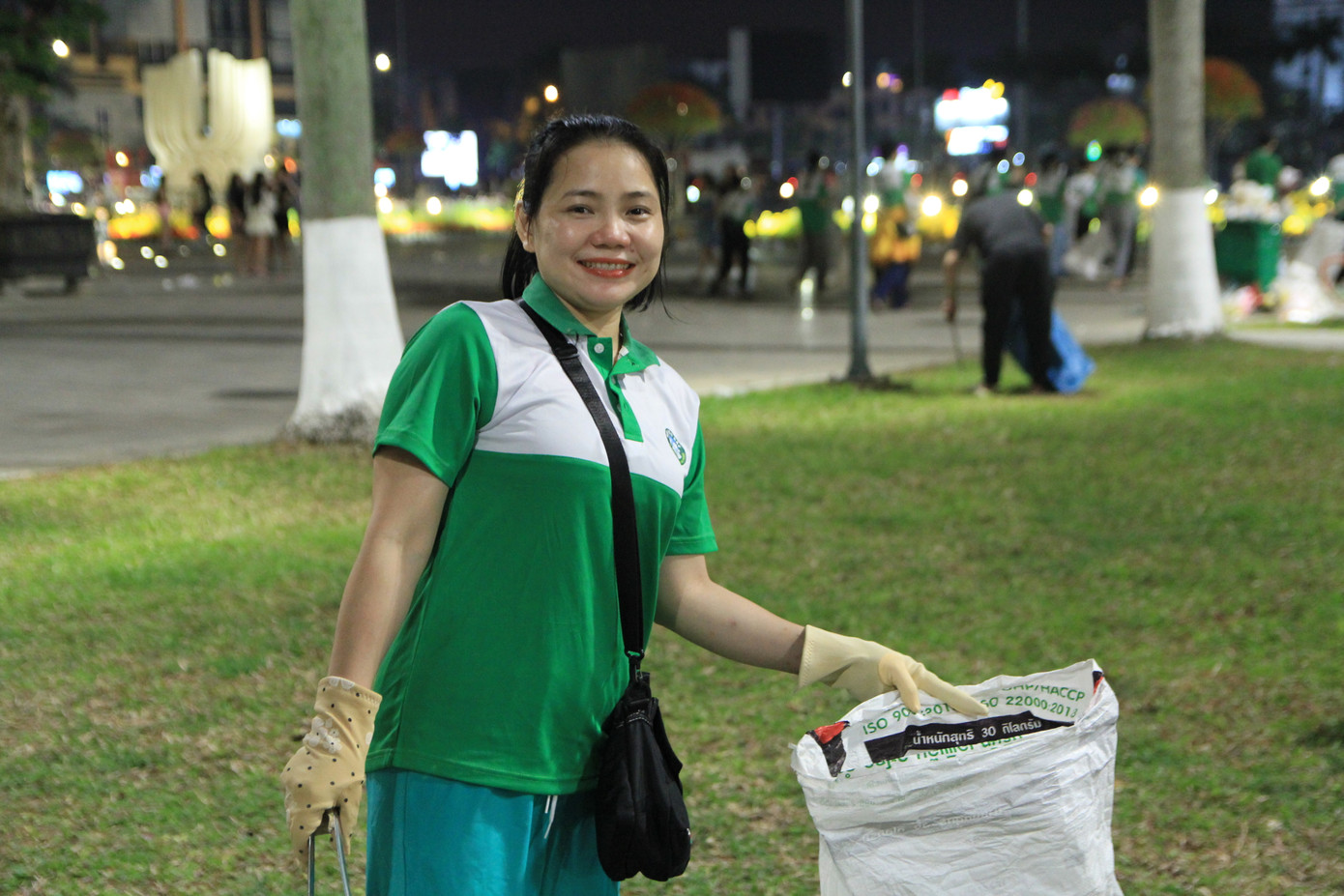 Chị Lê Thị Huệ - thành viên đội tình nguyện nói: “Mình sinh ra và lớn lên ở Đà Nẵng nên luôn muốn làm những điều tốt đẹp cho thành phố. Mong rằng lần sau, mọi người sẽ có ý thức hơn, giữ gìn vệ sinh chung để đường phố luôn sạch sẽ, ai nấy đều vui vẻ”. Ảnh: Minh Hiền