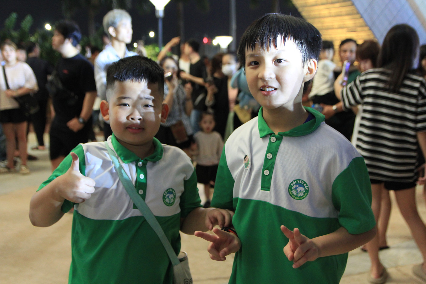 Các em nhỏ trong độ tuổi tiểu học cũng là thành viên Hội Yêu Rác, cùng ba mẹ tham gia dọn rác làm sạch môi trường. Ảnh: Minh Hiền