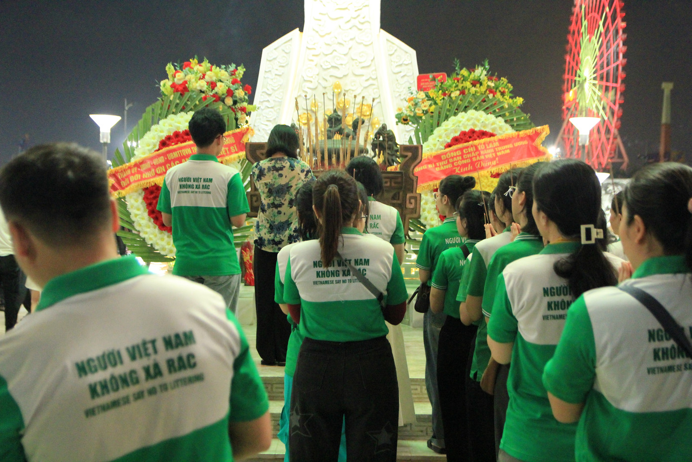 Đây là hoạt động ý nghĩa tri ân sâu sắc những người con ưu tú đã hy sinh vì độc lập, tự do của Tổ quốc. Đồng thời, cũng là dịp lan tỏa tinh thần trách nhiệm của thế hệ trẻ trong việc bảo vệ môi trường và khuyến khích mọi người cùng chung tay vì một Đà Nẵng xanh. Ảnh: Minh Hiền