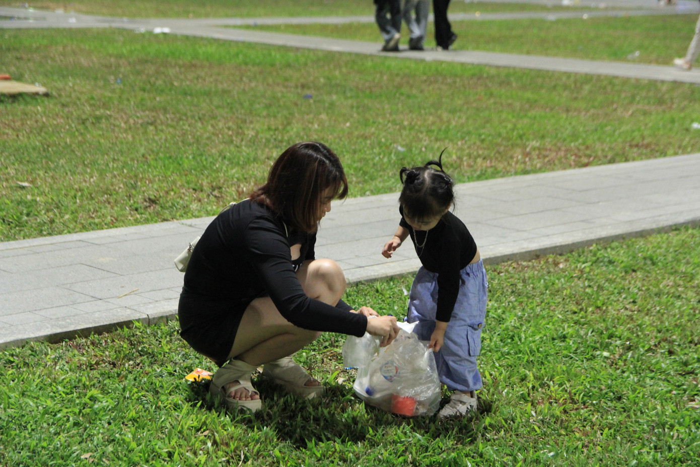 Nhiều bạn trẻ, du khách chủ động tham gia nhặt rác. Ảnh: Minh Hiền