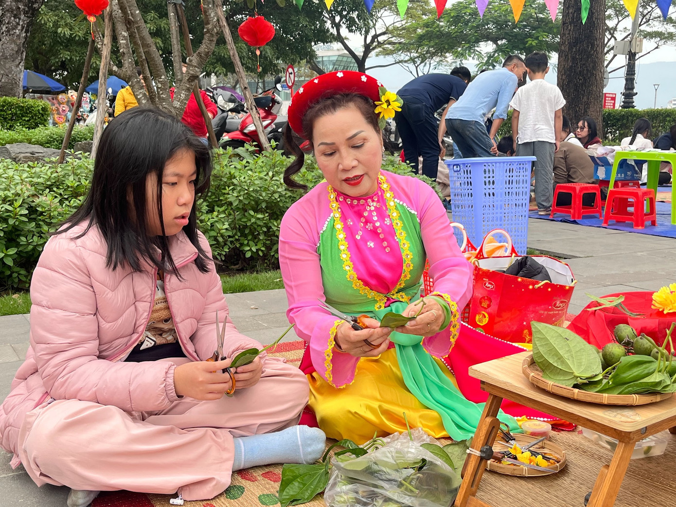 Học đan len và têm trầu cánh phượng. Ảnh: Lệ Thủy. Học đan len và têm trầu cánh phượng. Ảnh: Lệ Thủy.