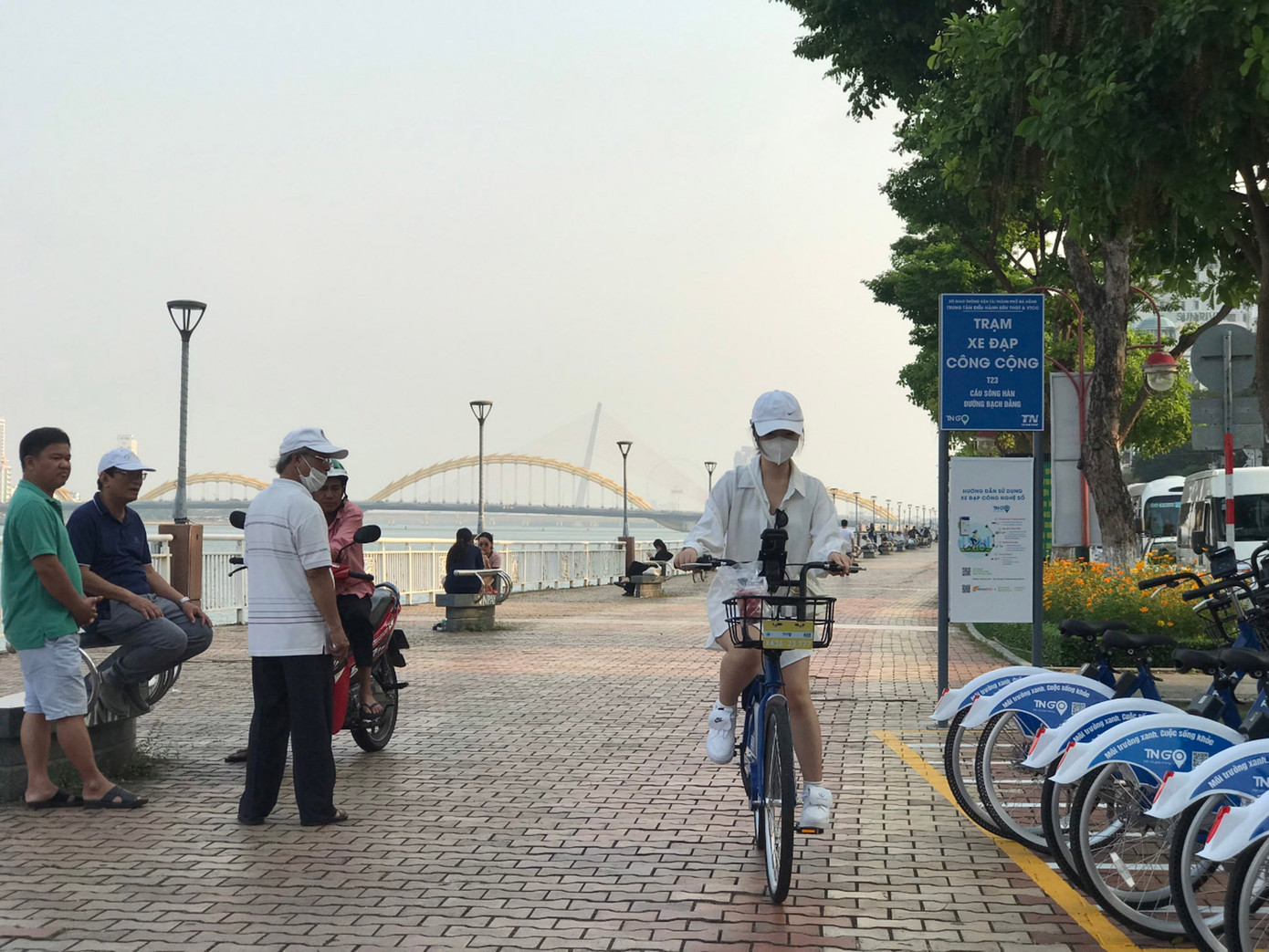 Dịch vụ xe đạp công cộng có giá thuê 5.000 đồng trong vòng 30 phút; 10.000 đồng cho 1 giờ và 50.000 đồng cả ngày. Ảnh: Phượng – Nhung