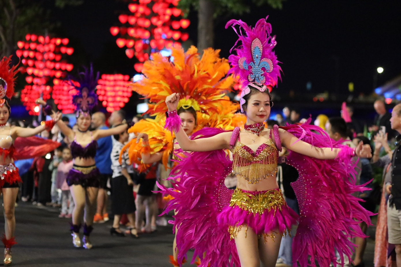 Vũ hội đường phố Đà Nẵng là một trong những hoạt động nghệ thuật thường niên được tổ chức nhằm tạo ra không gian giao lưu, kết nối cộng đồng và quảng bá hình ảnh của thành phố. Vũ hội có sự tham gia của hơn 300 vũ công đến từ Trung tâm Văn hóa - Điện ảnh thành phố Đà Nẵng, quận Sơn Trà, Cao đẳng Văn hóa nghệ thuật Đà Nẵng cùng các câu lạc bộ khiêu vũ trên địa bàn. Ảnh: Trúc Linh. Vũ hội đường phố Đà Nẵng là một trong những hoạt động nghệ thuật thường niên được tổ chức nhằm tạo ra không gian giao lưu, kết nối cộng đồng và quảng bá hình ảnh của thành phố. Vũ hội có sự tham gia của hơn 300 vũ công đến từ Trung tâm Văn hóa - Điện ảnh thành phố Đà Nẵng, quận Sơn Trà, Cao đẳng Văn hóa nghệ thuật Đà Nẵng cùng các câu lạc bộ khiêu vũ trên địa bàn. Ảnh: Trúc Linh.