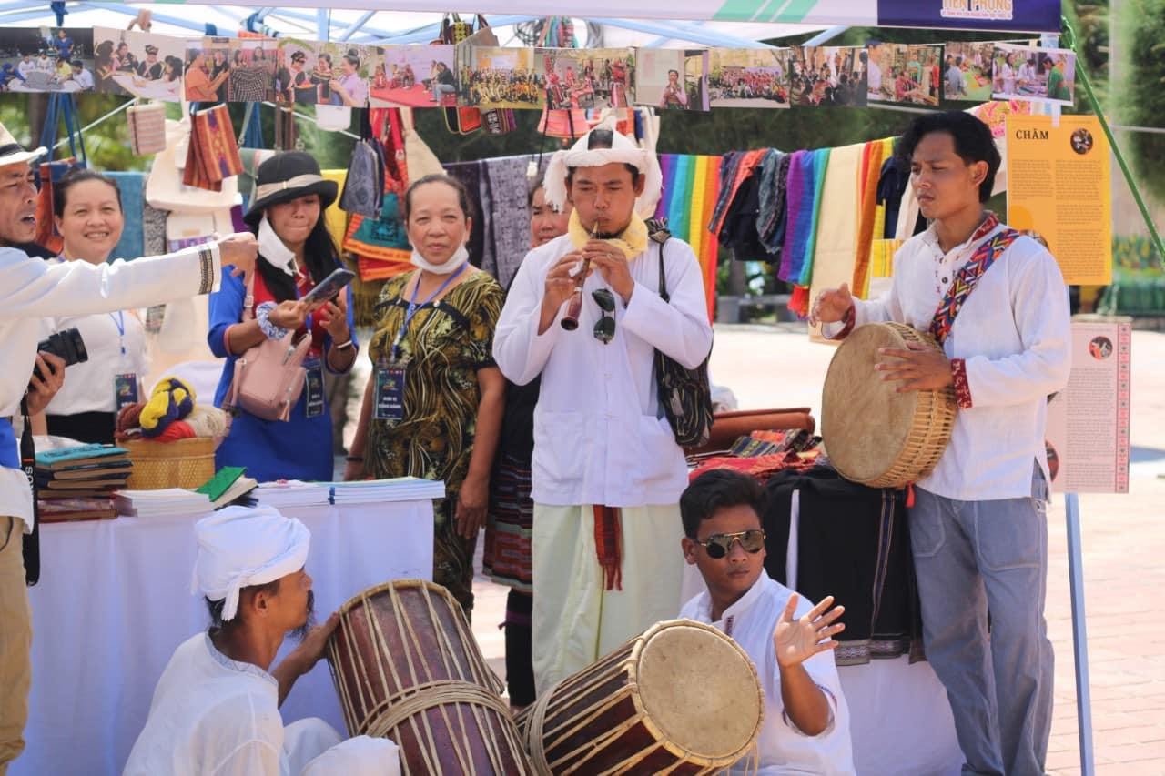 Cùng sự đa dạng sắc màu văn hóa - ảnh Bình Lê