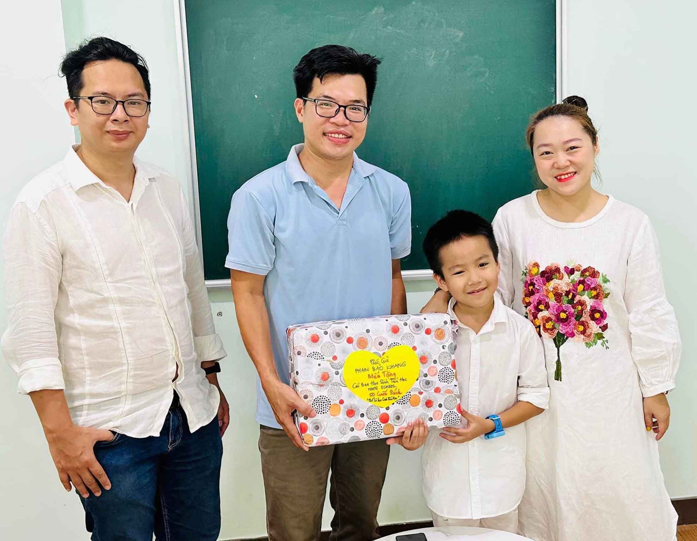 Bảo Khang cùng mẹ tặng sách cho các bạn ở trường Hope School Đà Nẵng. Ảnh: NVCC.