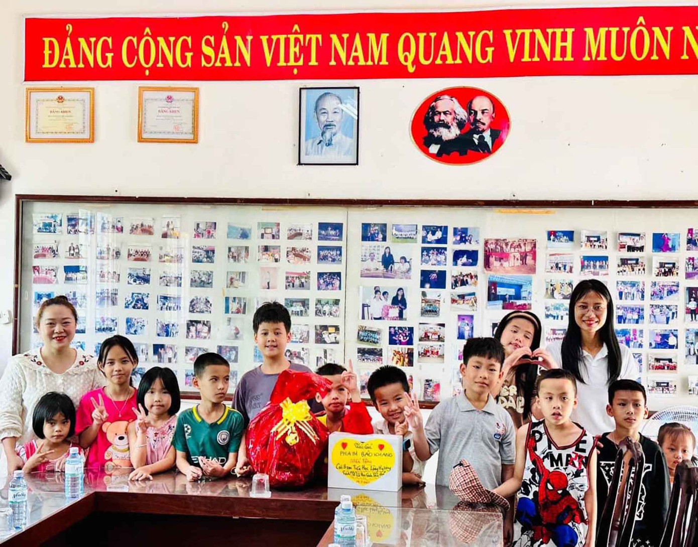 Còn tại Làng Hy Vọng (Đà Nẵng), không chỉ tặng sách cho các bạn, Bảo Khang còn trích tiền bán sách để mua quà cho các bạn có hoàn cảnh đặc biệt tại đây. Ảnh: NVCC.