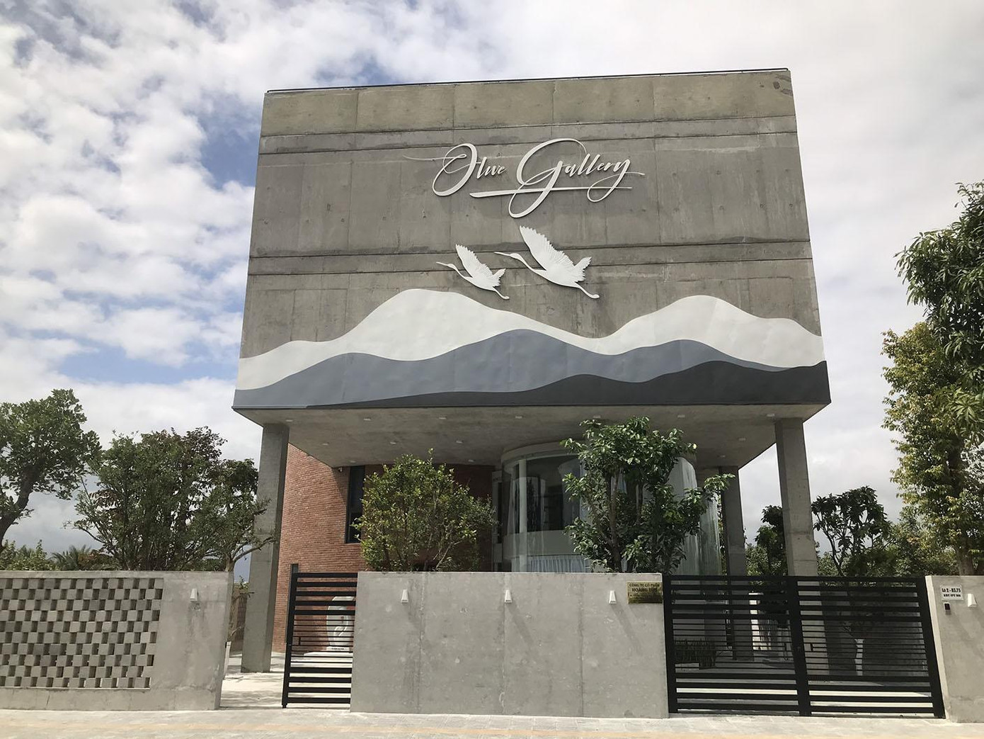 Thư viện gây ấn tượng với vẻ ngoài được trang trí khá tối giản và sang trọng. - Ảnh: Bảo Châu