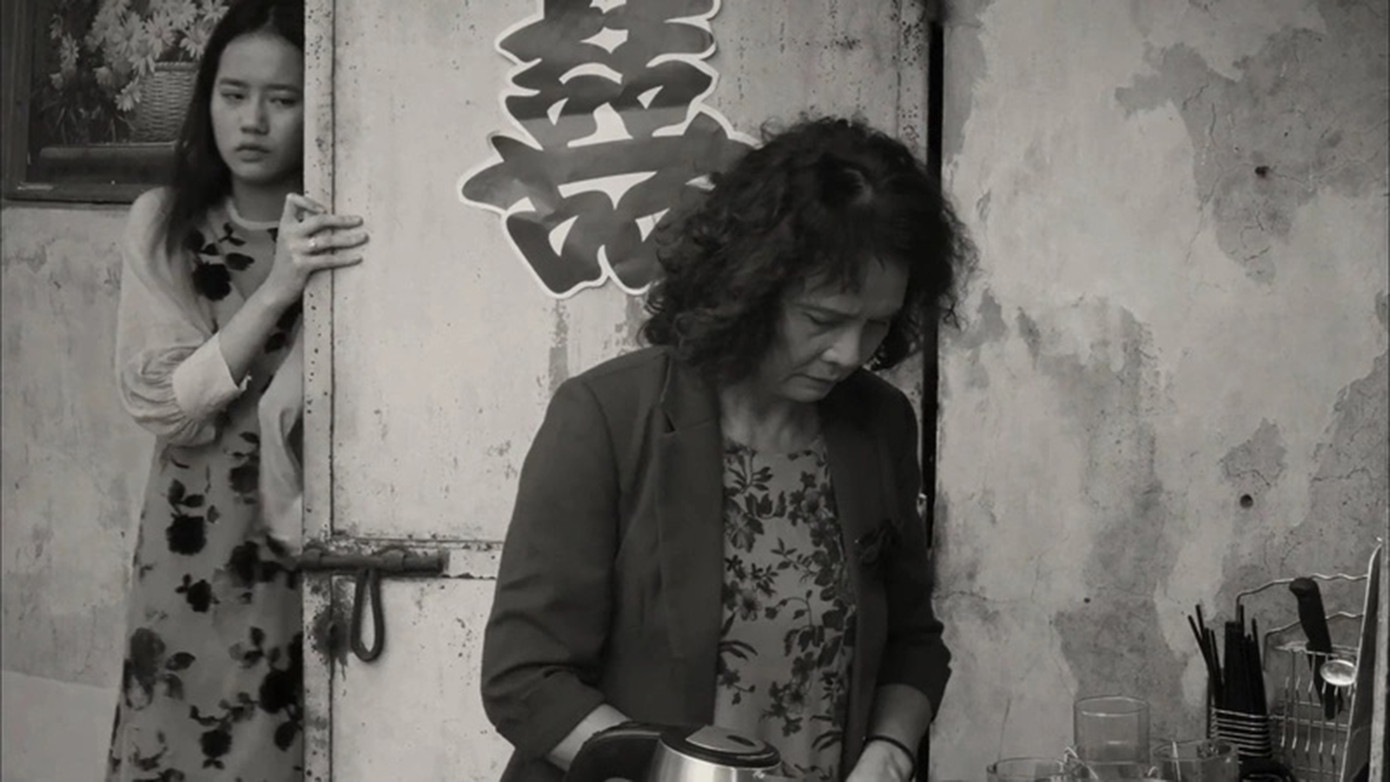 Bà Nguyện và người cháu Vân (Hà Phương) - khoảng cách thế hệ đặc trưng trong xã hội Việt Nam đương đại. Nguồn: Square Eyes Film. Bà Nguyện và người cháu Vân (Hà Phương) - khoảng cách thế hệ đặc trưng trong xã hội Việt Nam đương đại. Nguồn: Square Eyes Film.