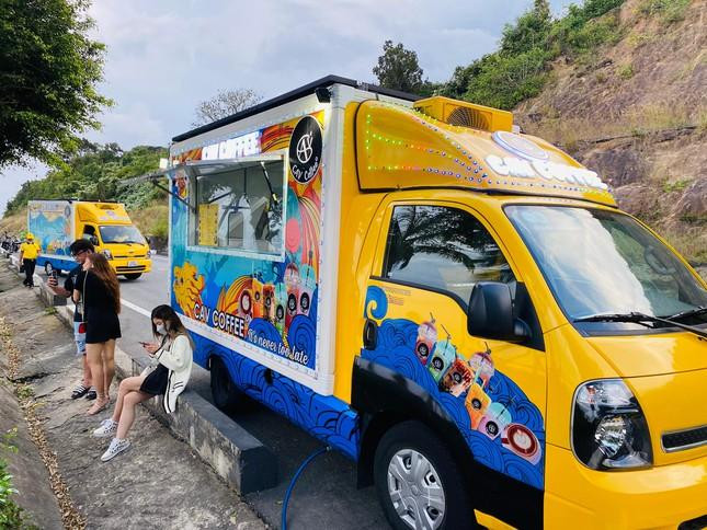 Sau 2 năm đóng băng vì dịch, Đà Nẵng nay lại nhộn nhịp đón khách du lịch tới tham quan. Ngoài tham quan các địa điểm du dịch nổi tiếng, du khách có xu hướng đến bán đảo Sơn Trà tham quan, chụp hình.