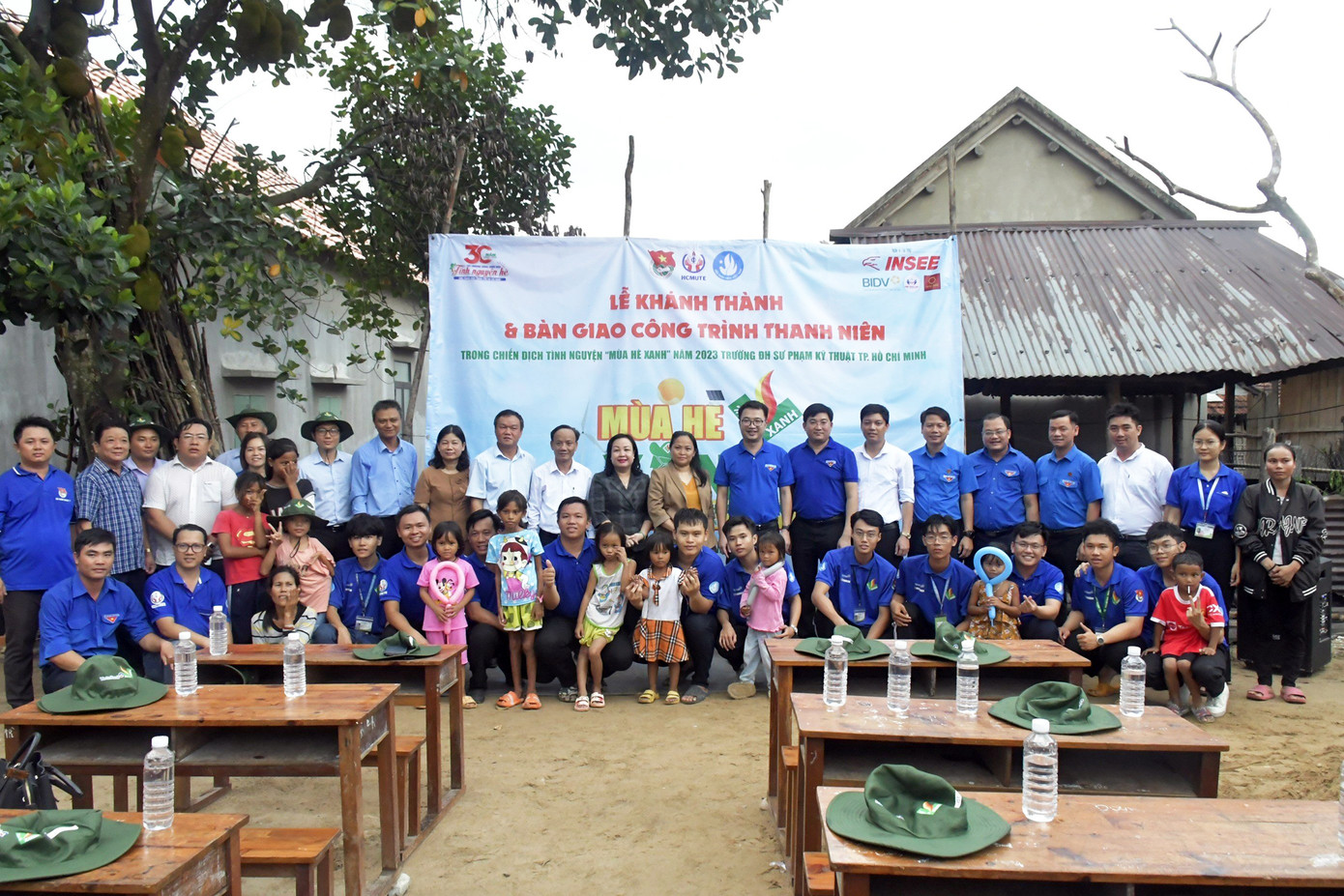Bí thư T.Ư Đoàn Nguyễn Tường Lâm và lãnh đạo tỉnh thăm hỏi sức khỏe, tặng quà động viên các SVTN Mùa hè xanh Trường Đại học Sư phạm Kỹ thuật TP. Hồ Chí Minh. Ảnh: Huyền Oanh