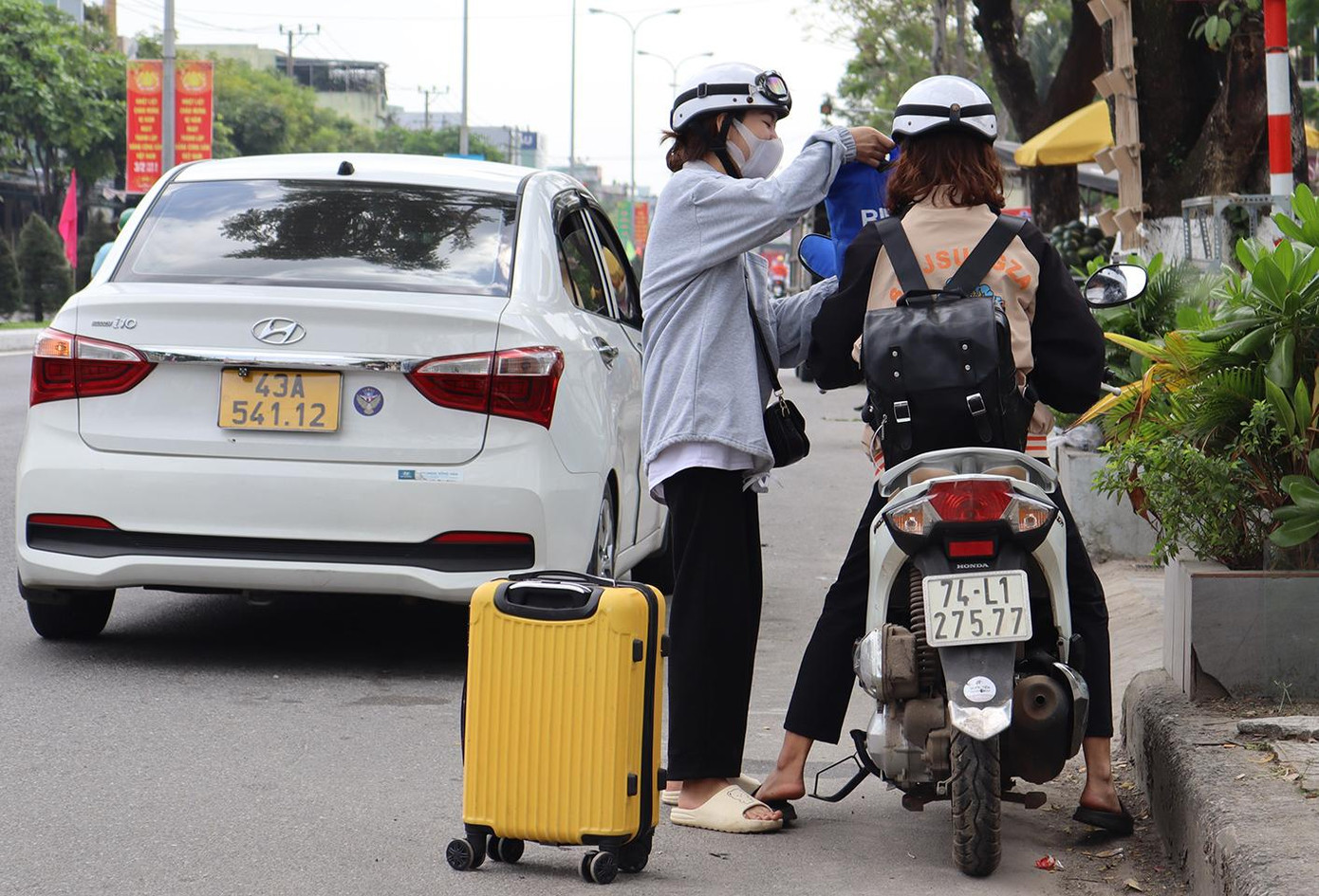 Sinh viên các tỉnh về Đà Nẵng nhập học - ảnh Thành Văn