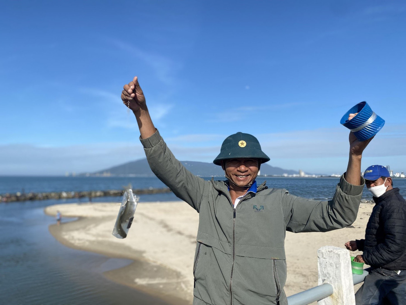 Người câu phấn khởi khi 1 lần câu được 2 con. Ảnh: Phượng Nhung