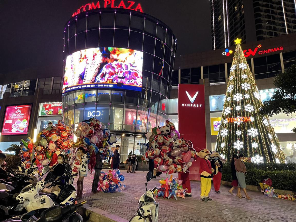 và dạo quanh các trung tâm thương mại - ảnh HT