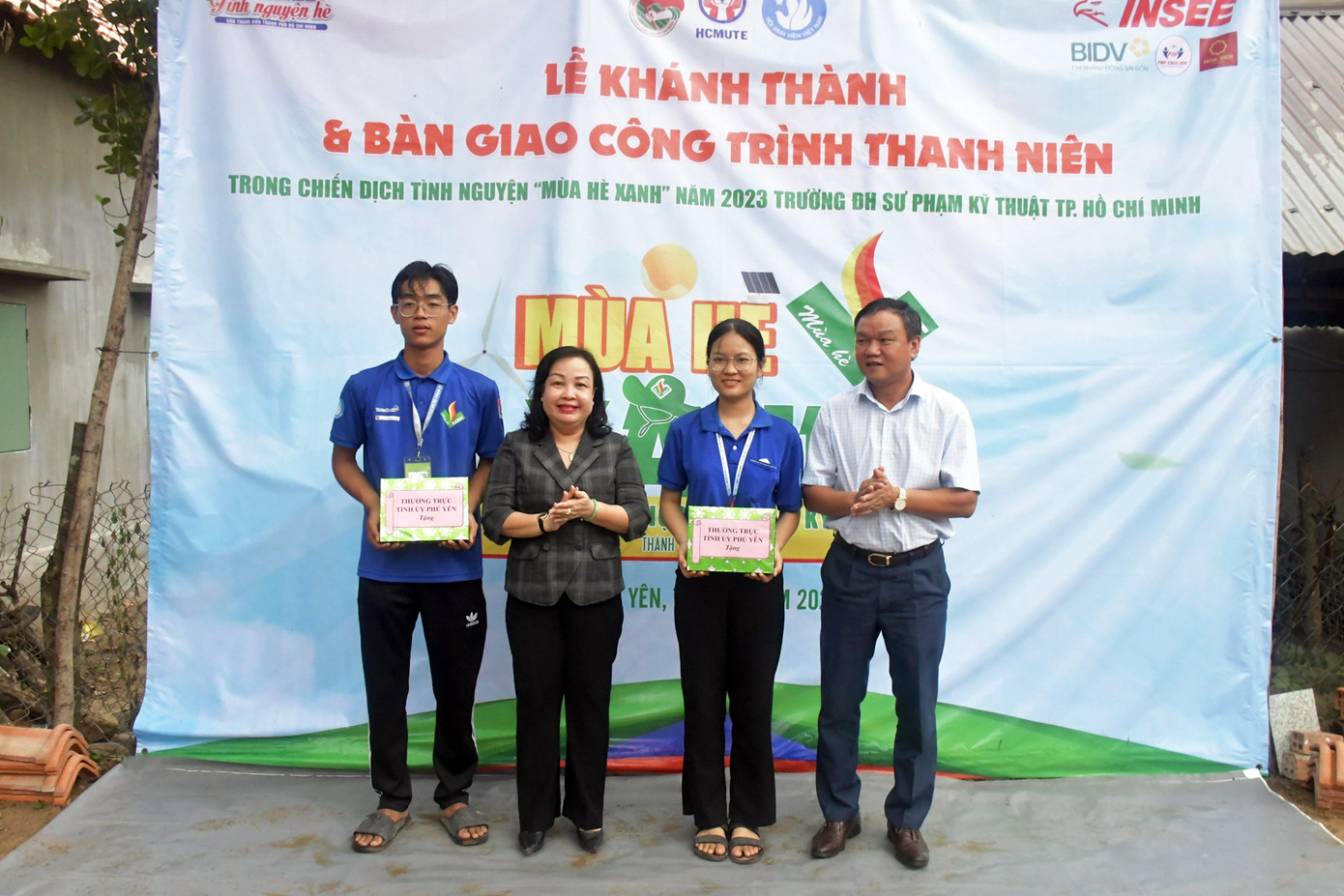 Bà Cao Thị Hòa An, Phó Bí thư thường trực Tỉnh ủy, Chủ tịch HĐND tỉnh Phú Yên và ông Đào Mỹ - Phó Chủ tịch UBND tỉnh Phú Yên tặng quà động viên sinh viên tình nguyện Mùa hè xanh Trường Đại học Sư phạm Kỹ thuật TP. Hồ Chí Minh