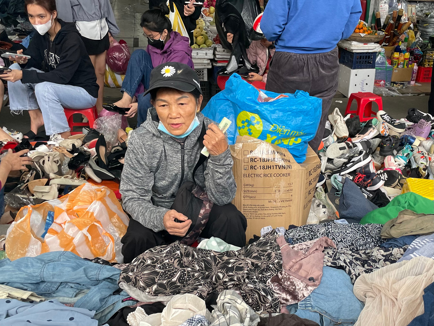 “Ngày thường khách đến mua hàng đông nhất vào khoảng từ 15h30 -17h. Gần Tết, nên những ngày gần đây khách mua đến tối mịt”, một tiểu thương bán đồ si, tại chợ Cồn, chia sẻ. “Ngày thường khách đến mua hàng đông nhất vào khoảng từ 15h30 -17h. Gần Tết, nên những ngày gần đây khách mua đến tối mịt”, một tiểu thương bán đồ si, tại chợ Cồn, chia sẻ.