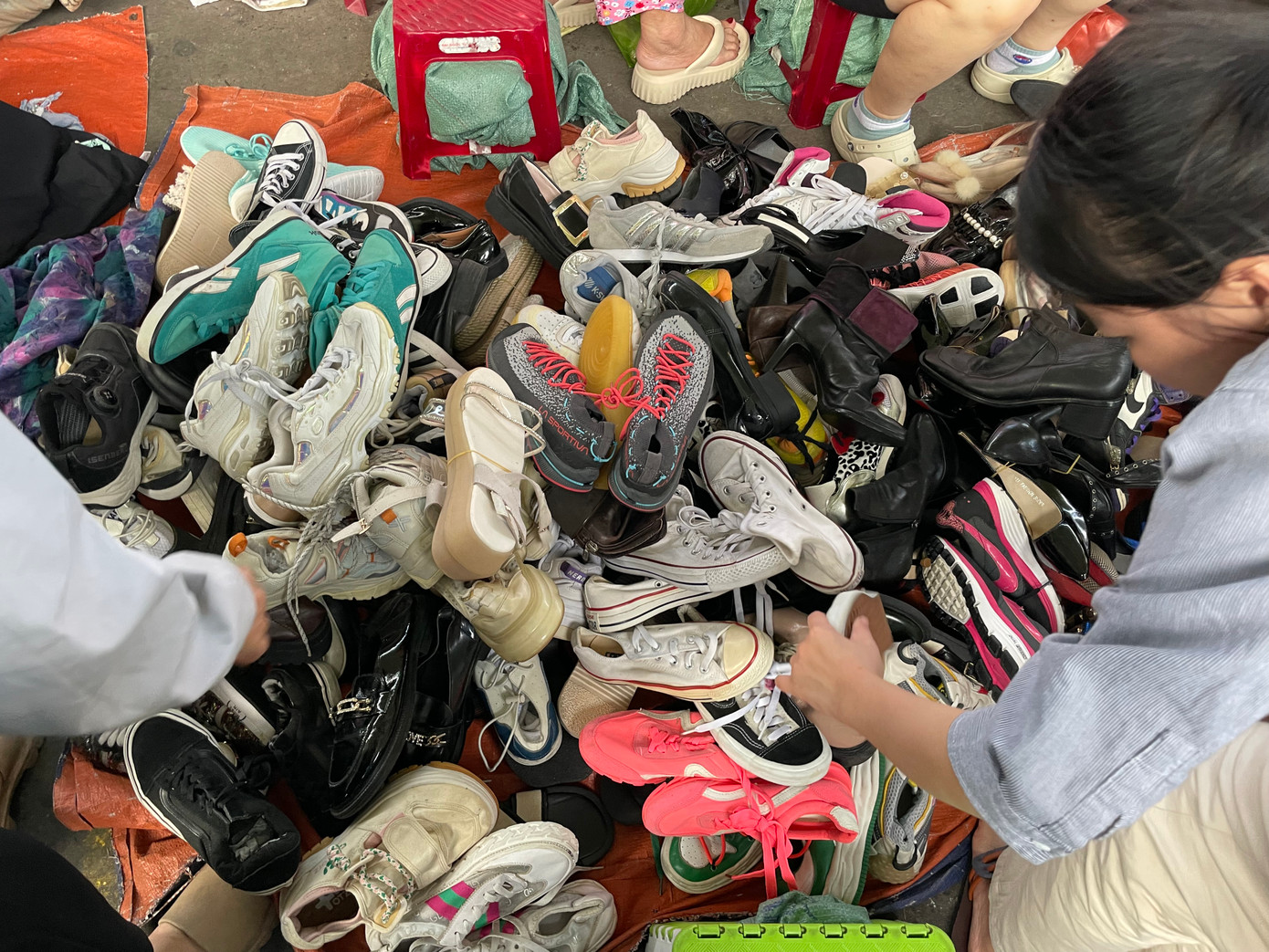 Không chỉ có quần áo, mà ở khu đồ si chợ Cồn còn đa dạng các mặt hàng từ trang sức cho đến giày dép các loại. Ảnh: Trúc Linh Không chỉ có quần áo, mà ở khu đồ si chợ Cồn còn đa dạng các mặt hàng từ trang sức cho đến giày dép các loại. Ảnh: Trúc Linh