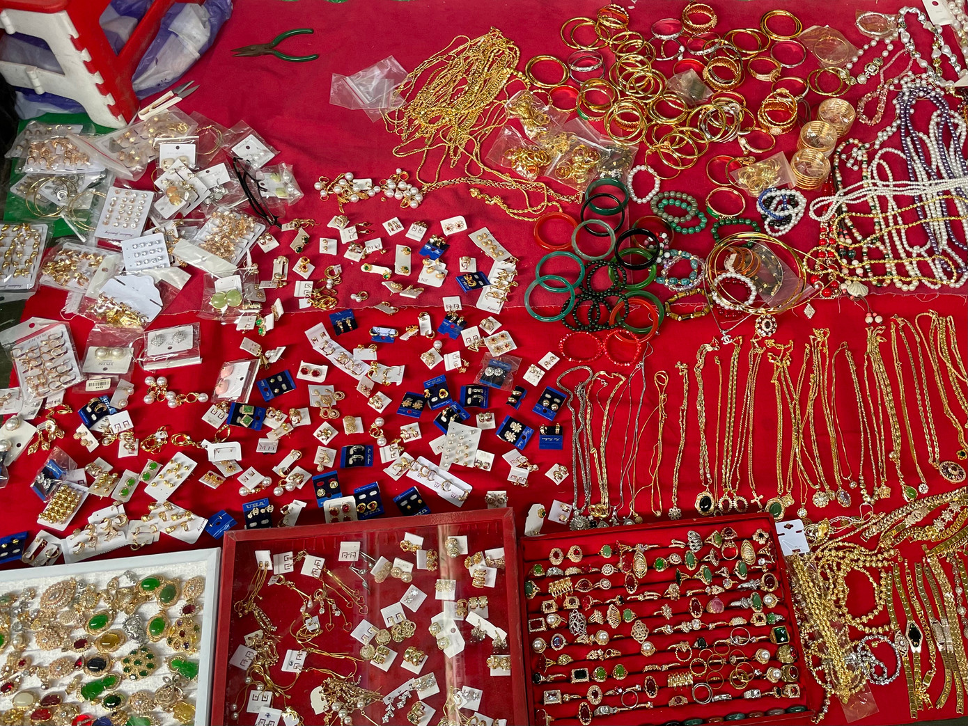 Không chỉ có quần áo, mà ở khu đồ si chợ Cồn còn đa dạng các mặt hàng từ trang sức cho đến giày dép các loại. Ảnh: Trúc Linh Không chỉ có quần áo, mà ở khu đồ si chợ Cồn còn đa dạng các mặt hàng từ trang sức cho đến giày dép các loại. Ảnh: Trúc Linh