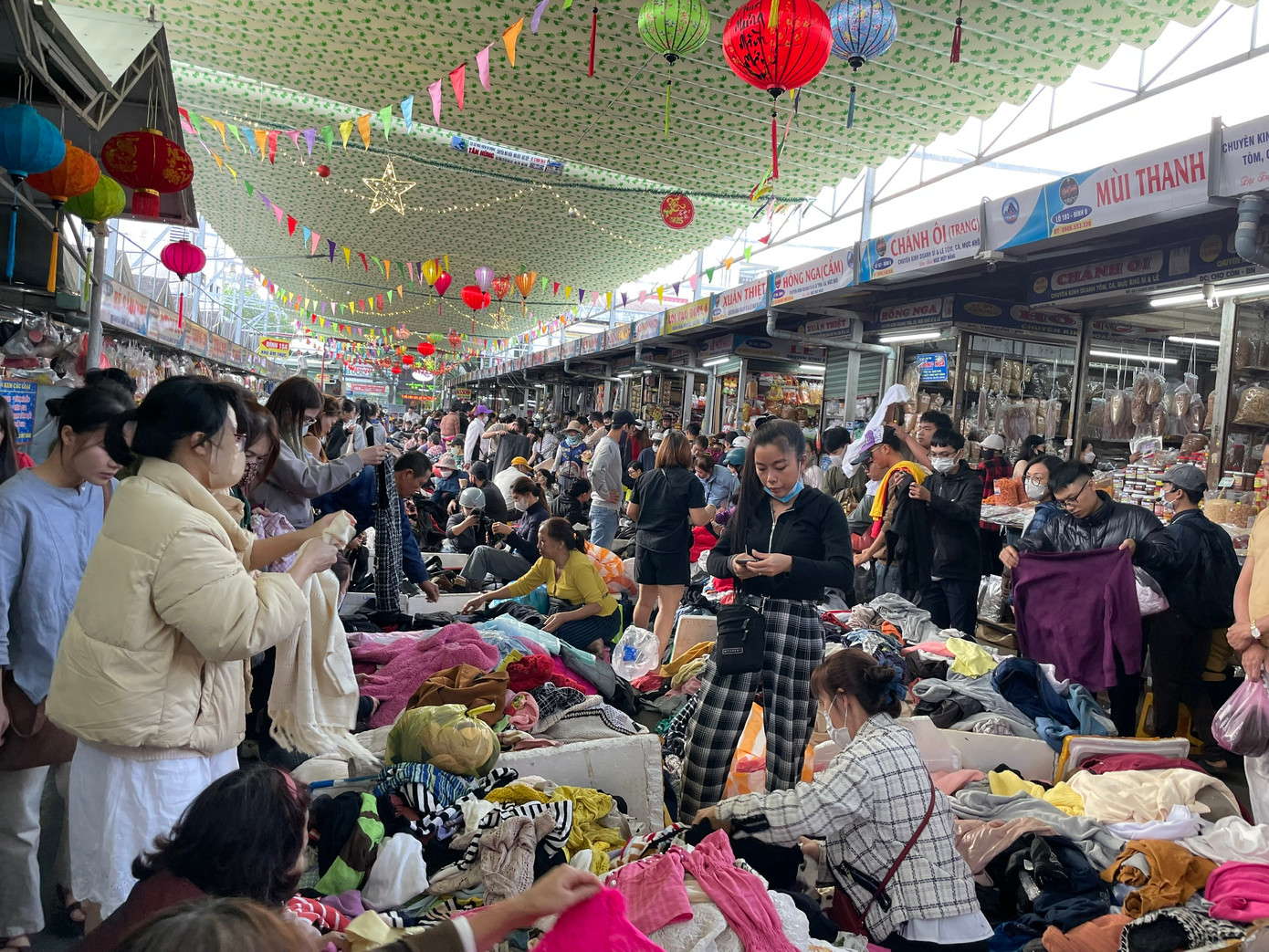 Khu chợ đồ si bắt đầu từ 15h30 - 17h hằng ngày tại cổng chợ Cồn (đường Ông Ích Khiêm, quận Hải Châu). Ảnh: Trúc Linh Khu chợ đồ si bắt đầu từ 15h30 - 17h hằng ngày tại cổng chợ Cồn (đường Ông Ích Khiêm, quận Hải Châu). Ảnh: Trúc Linh
