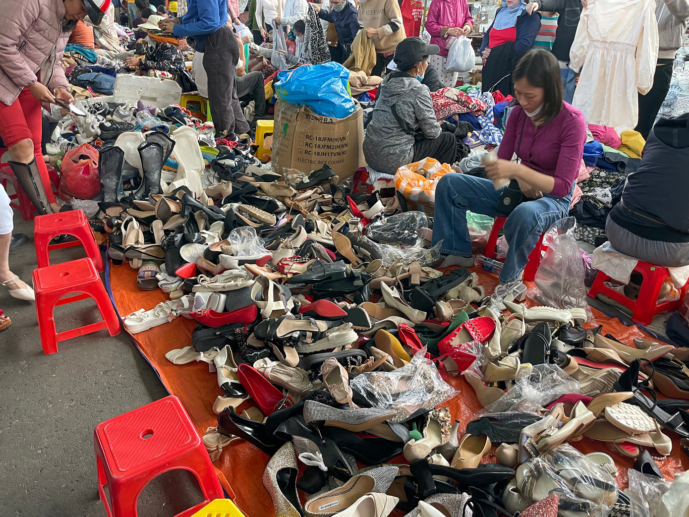 Không chỉ có quần áo, mà ở khu đồ si chợ Cồn còn đa dạng các mặt hàng từ trang sức cho đến giày dép các loại. Ảnh: Trúc Linh Không chỉ có quần áo, mà ở khu đồ si chợ Cồn còn đa dạng các mặt hàng từ trang sức cho đến giày dép các loại. Ảnh: Trúc Linh