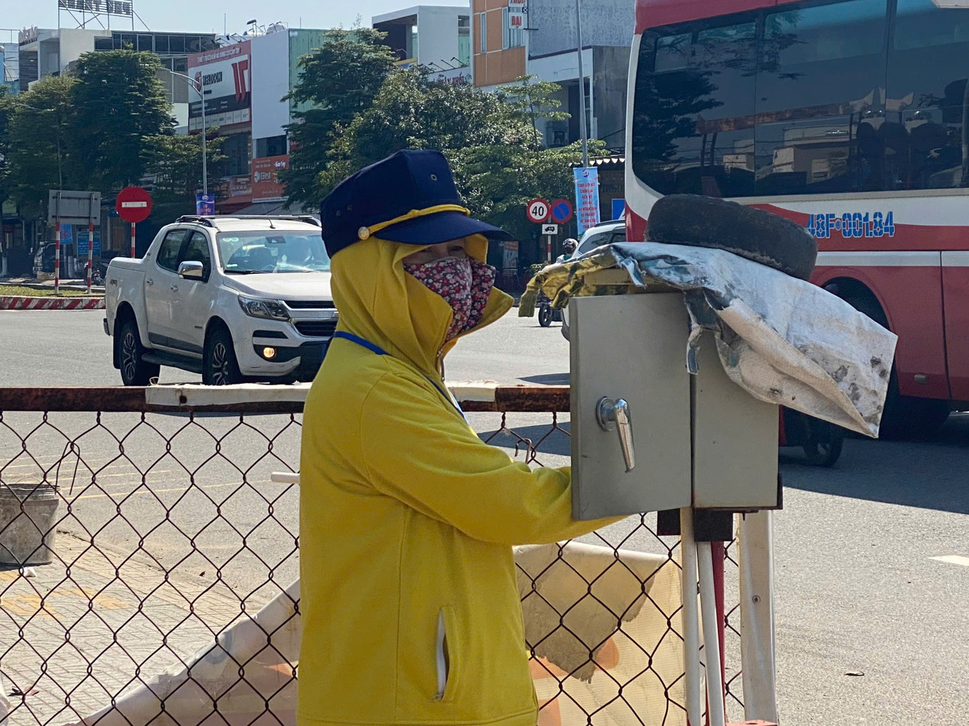 Sau 5 năm chuyển công tác về trạm gác tàu trên đường Hoàng Thị Loan, bà Trương Thị Hới vẫn luôn tận tụy với công việc. Sau 5 năm chuyển công tác về trạm gác tàu trên đường Hoàng Thị Loan, bà Trương Thị Hới vẫn luôn tận tụy với công việc.