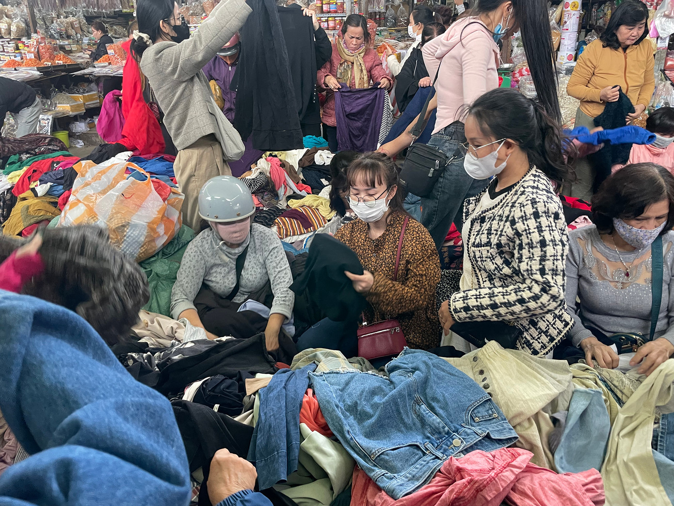 Để tìm được những chiếc áo, chiếc quần ưng ý, ai nấy đều xới tung, rồi xăm soi từng đường kim mũi chỉ. Lựa đồ si cũng đòi hỏi sự kiên nhẫn, tinh mắt và đôi khi nhanh tay trước khi người khác lấy cái áo mà bạn yêu thích. Ảnh: Trúc Linh Để tìm được những chiếc áo, chiếc quần ưng ý, ai nấy đều xới tung, rồi xăm soi từng đường kim mũi chỉ. Lựa đồ si cũng đòi hỏi sự kiên nhẫn, tinh mắt và đôi khi nhanh tay trước khi người khác lấy cái áo mà bạn yêu thích. Ảnh: Trúc Linh