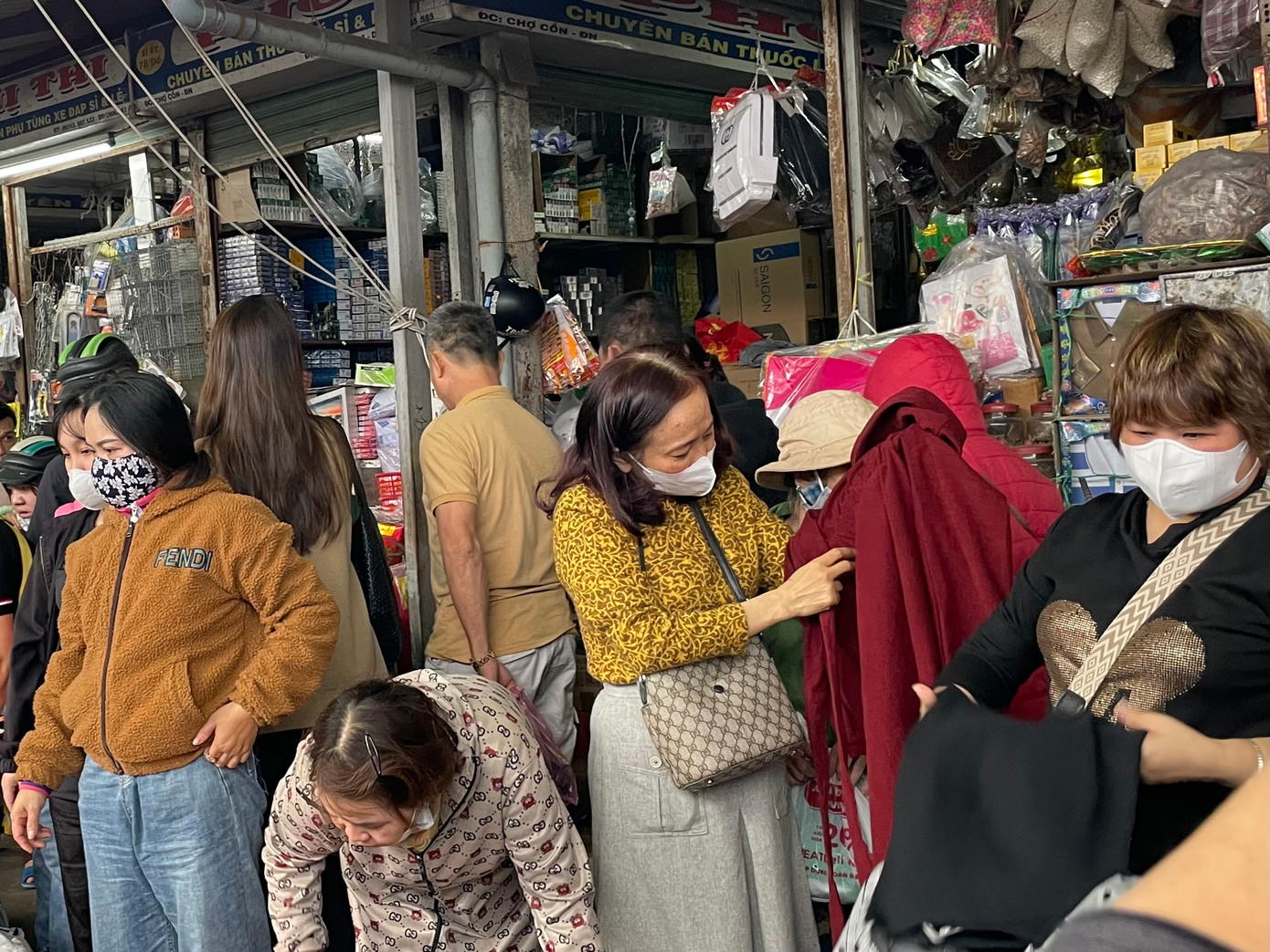 Để tìm được những chiếc áo, chiếc quần ưng ý, ai nấy đều xới tung, rồi xăm soi từng đường kim mũi chỉ. Lựa đồ si cũng đòi hỏi sự kiên nhẫn, tinh mắt và đôi khi nhanh tay trước khi người khác lấy cái áo mà bạn yêu thích. Ảnh: Trúc Linh Để tìm được những chiếc áo, chiếc quần ưng ý, ai nấy đều xới tung, rồi xăm soi từng đường kim mũi chỉ. Lựa đồ si cũng đòi hỏi sự kiên nhẫn, tinh mắt và đôi khi nhanh tay trước khi người khác lấy cái áo mà bạn yêu thích. Ảnh: Trúc Linh