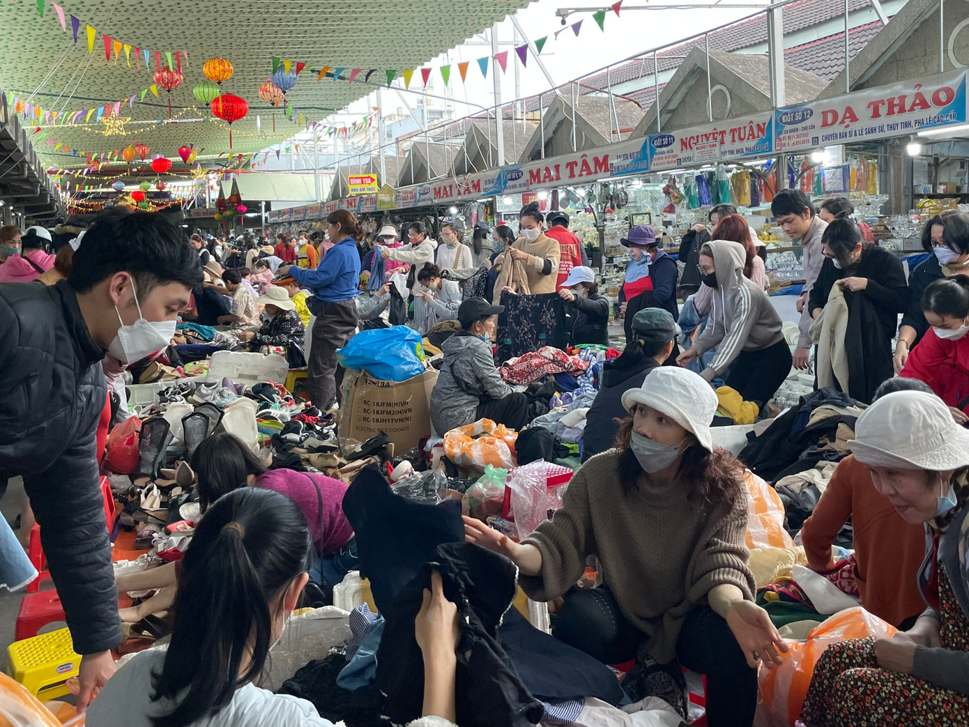 Nhu cầu sử dụng đồ si ngày càng tăng lên, cộng thêm Tết sắp đến, ai cũng muốn sắm thêm cho mình vài bộ đồ đẹp để diện mà không phải tiêu tốn quá nhiều tiền, nhất là học sinh, sinh viên, công nhân. Bên cạnh đó còn góp phần bảo vệ môi trường khi “thời trang nhanh” đang thải ra một lượng lớn chất thải dệt may gây ô nhiễm. Ảnh: Trúc Linh Nhu cầu sử dụng đồ si ngày càng tăng lên, cộng thêm Tết sắp đến, ai cũng muốn sắm thêm cho mình vài bộ đồ đẹp để diện mà không phải tiêu tốn quá nhiều tiền, nhất là học sinh, sinh viên, công nhân. Bên cạnh đó còn góp phần bảo vệ môi trường khi “thời trang nhanh” đang thải ra một lượng lớn chất thải dệt may gây ô nhiễm. Ảnh: Trúc Linh