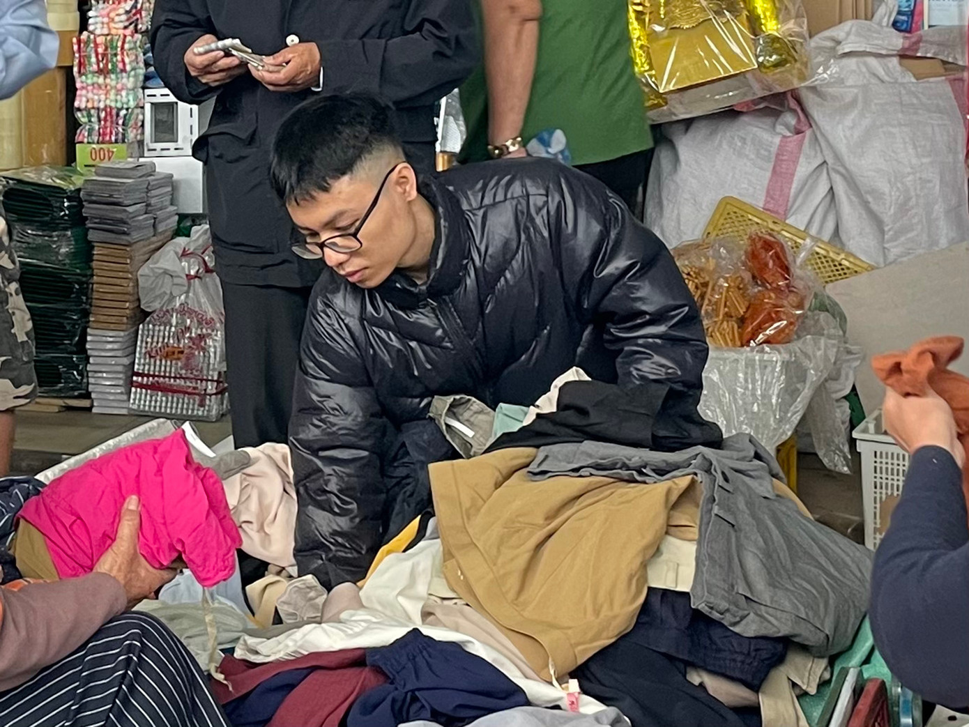 Đến chợ Cồn để tìm những món đồ si mặc Tết vừa hợp gu, hợp túi tiền của mình. Quần áo ở đây nhiều vô kể nhưng có những cái độc nhất mà không nơi đâu tìm thấy. Việc mua đồ si giúp cho các bạn trẻ và công nhân lao động tiết kiệm tiền để chi tiêu vào những việc khác. Ảnh: Trúc Linh Đến chợ Cồn để tìm những món đồ si mặc Tết vừa hợp gu, hợp túi tiền của mình. Quần áo ở đây nhiều vô kể nhưng có những cái độc nhất mà không nơi đâu tìm thấy. Việc mua đồ si giúp cho các bạn trẻ và công nhân lao động tiết kiệm tiền để chi tiêu vào những việc khác. Ảnh: Trúc Linh