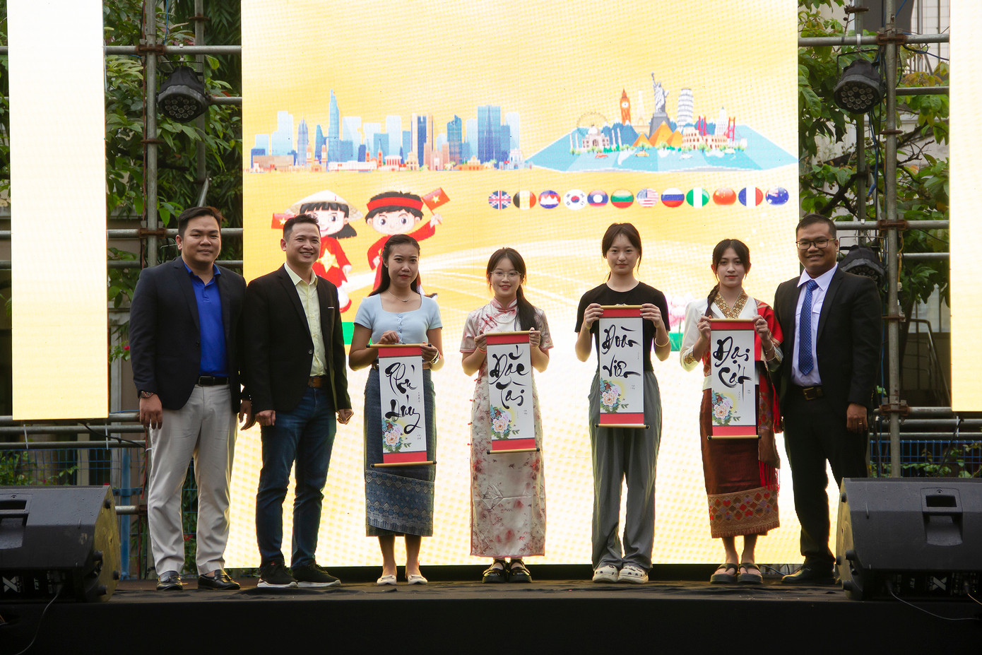 Trình diễn thư pháp. Ảnh: BTN Trình diễn thư pháp. Ảnh: BTN