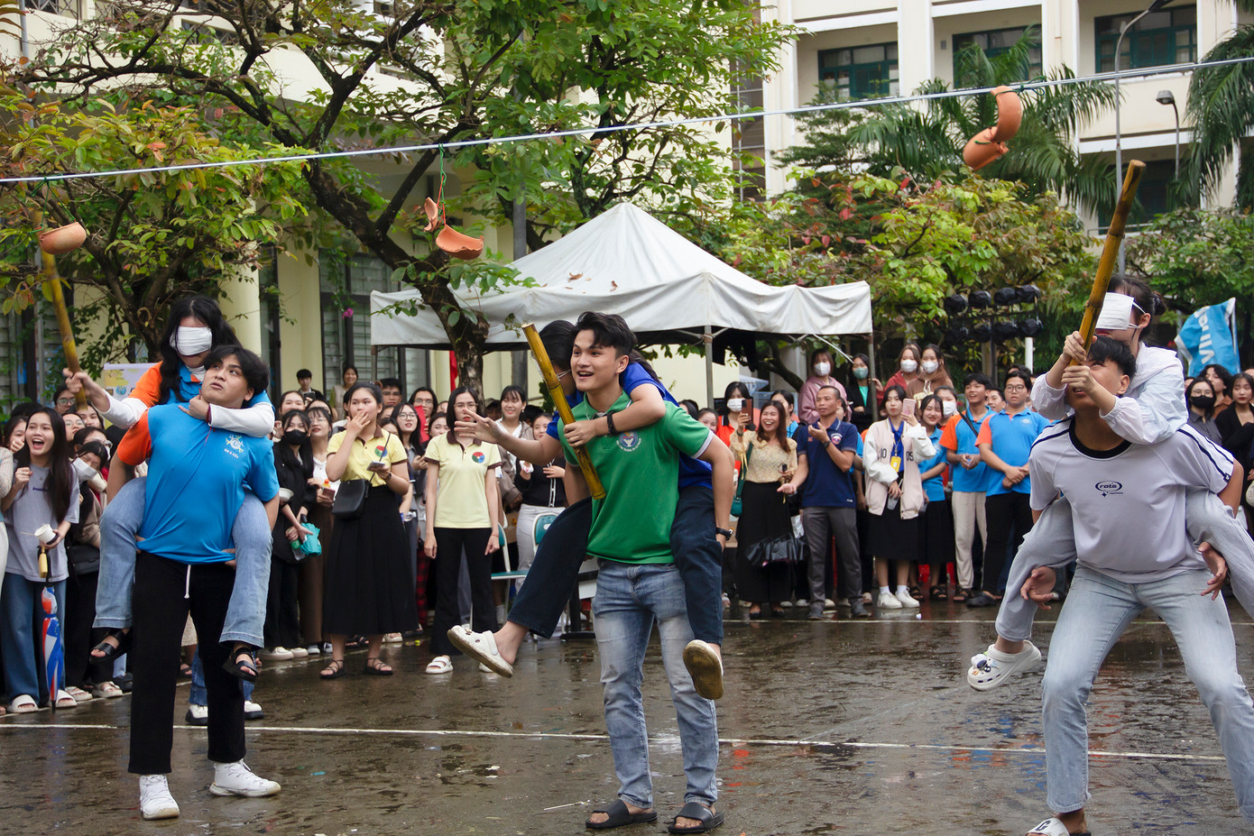 Đập niêu – một trong số các trò chơi dân gian được tổ chức tại ngày hội. Ảnh: BTN Đập niêu – một trong số các trò chơi dân gian được tổ chức tại ngày hội. Ảnh: BTN