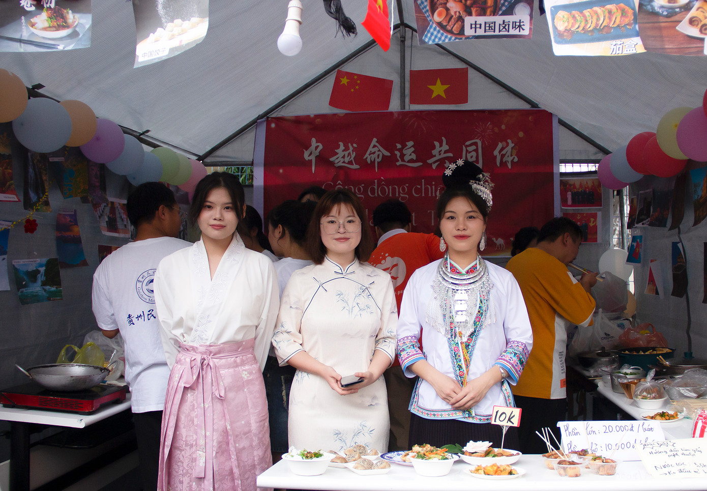 Gian hàng ẩm thực của các bạn sinh viên Trung Quốc. Ảnh: BTN Gian hàng ẩm thực của các bạn sinh viên Trung Quốc. Ảnh: BTN