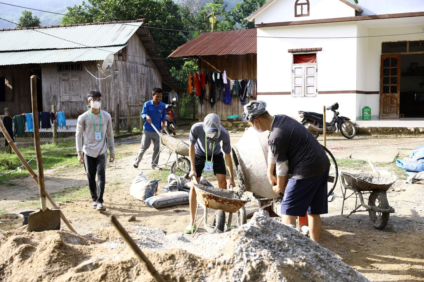“Thanh xuân có lẽ là định nghĩa khác nhau trong mỗi người nhưng tất cả đều có một điểm chung khi đó là tuổi trẻ nồng nhiệt với những hoài bão lớn, đặc biệt là thế hệ thanh niên tình nguyện; là hiện thân của văn minh, là thiên sứ của hạnh phúc, là nhiệt huyết cao cả của tuổi trẻ.” - bạn Võ Thị Hồng Trúc – Phó chủ nhiệm CLB chia sẻ cảm nghĩ về quá trình gom nắng đến vùng núi Quảng Nam. “Thanh xuân có lẽ là định nghĩa khác nhau trong mỗi người nhưng tất cả đều có một điểm chung khi đó là tuổi trẻ nồng nhiệt với những hoài bão lớn, đặc biệt là thế hệ thanh niên tình nguyện; là hiện thân của văn minh, là thiên sứ của hạnh phúc, là nhiệt huyết cao cả của tuổi trẻ.” - bạn Võ Thị Hồng Trúc – Phó chủ nhiệm CLB chia sẻ cảm nghĩ về quá trình gom nắng đến vùng núi Quảng Nam.