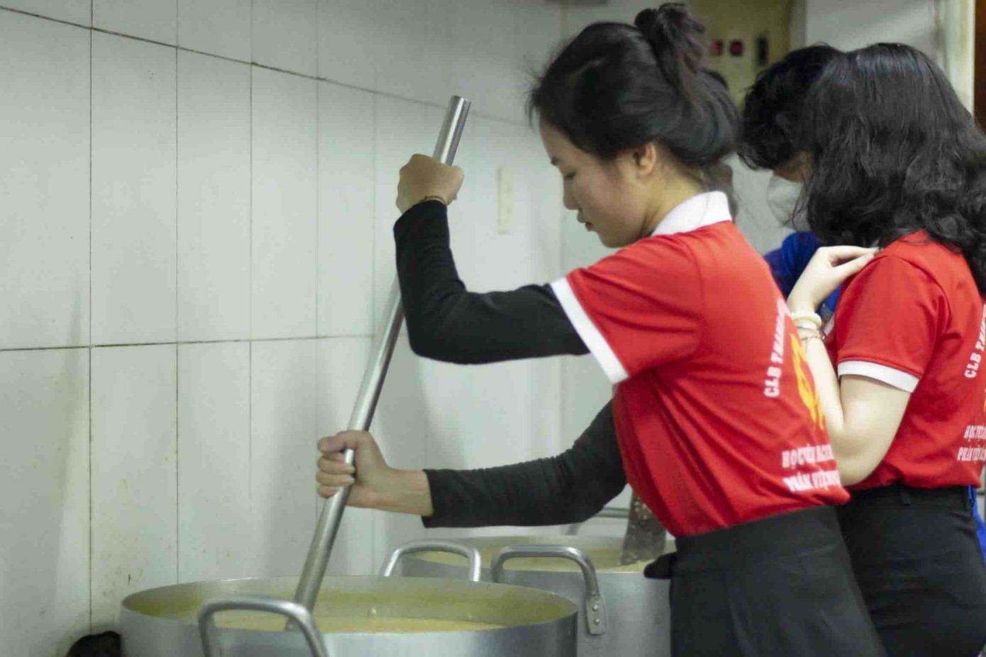 Cho đến những nồi cháo cỡ lớn.