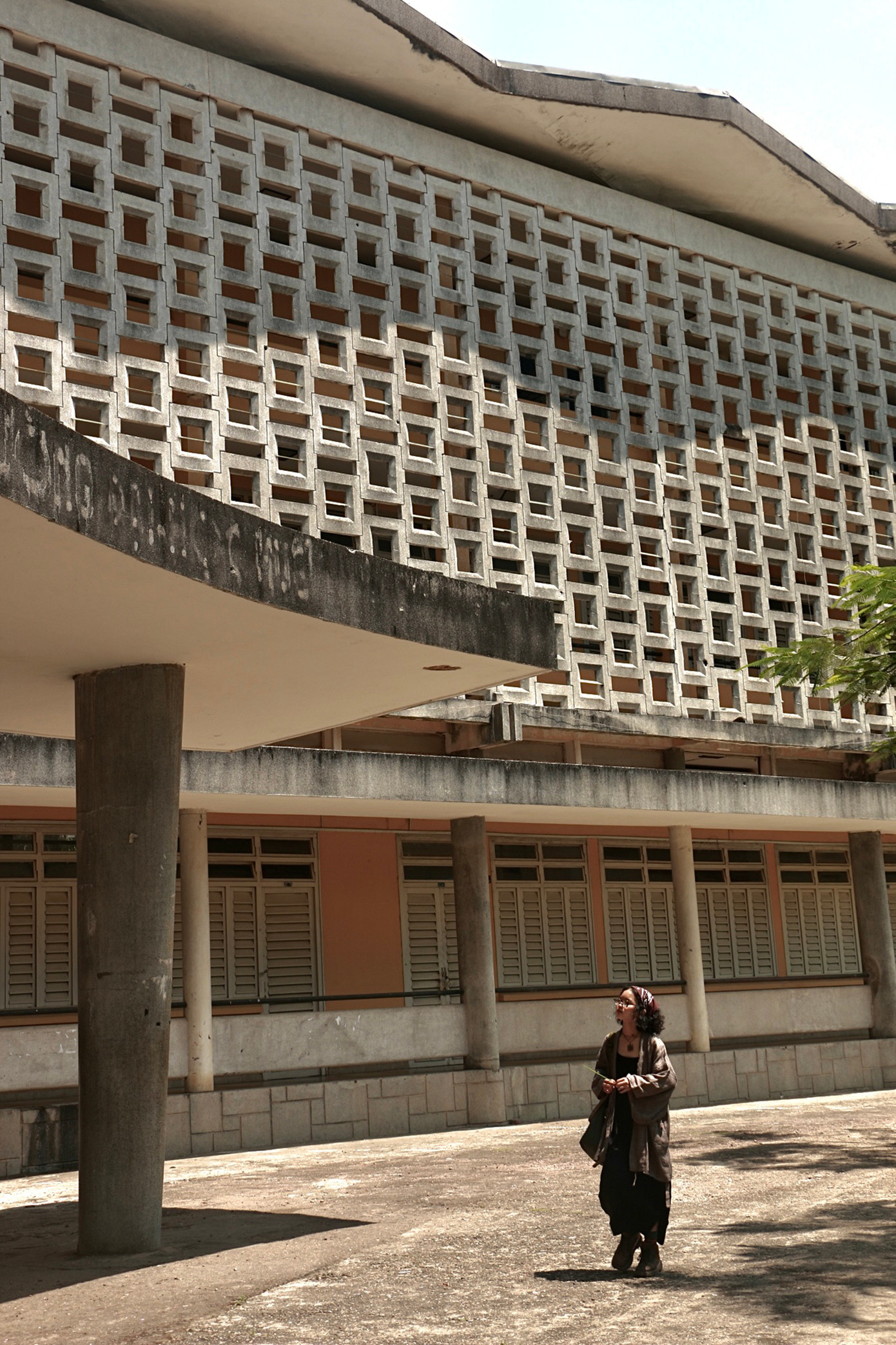 Mang nét đẹp đặc trưng của xứ Huế, ngôi trường sở hữu khung cảnh cổ kính từ kiến trúc tòa nhà tới khuôn viên. Chính nhờ điều này, Trường Đại học Sư phạm Huế thu hút các bạn trẻ quan tâm, hứng thú đến kiến trúc hiện đại. (Ảnh: Thiên Chương) Mang nét đẹp đặc trưng của xứ Huế, ngôi trường sở hữu khung cảnh cổ kính từ kiến trúc tòa nhà tới khuôn viên. Chính nhờ điều này, Trường Đại học Sư phạm Huế thu hút các bạn trẻ quan tâm, hứng thú đến kiến trúc hiện đại. (Ảnh: Thiên Chương)