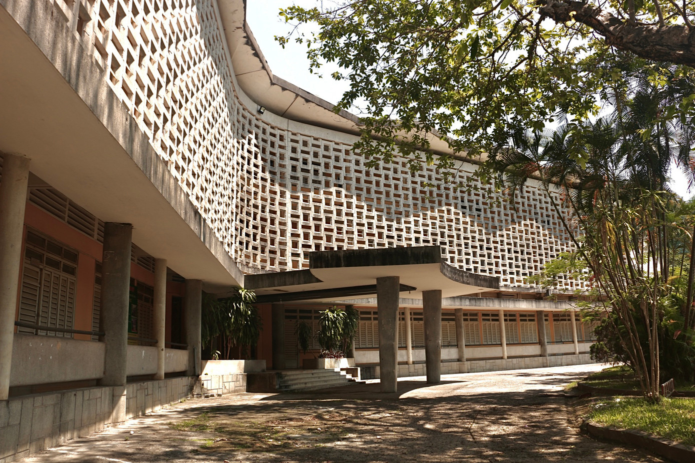 Đặc biệt ở những hành lang có những bức tường vàng đục lỗ, khi có ánh nắng xuyên qua sẽ giống như đi qua một hành lang nghệ thuật huyền bí. Ngôi trường tồn tại hơn 6 thập kỉ này là tác phẩm do Kiến trúc sư Ngô Viết Thụ thiết kế. (Ảnh: Thiên Chương) Đặc biệt ở những hành lang có những bức tường vàng đục lỗ, khi có ánh nắng xuyên qua sẽ giống như đi qua một hành lang nghệ thuật huyền bí. Ngôi trường tồn tại hơn 6 thập kỉ này là tác phẩm do Kiến trúc sư Ngô Viết Thụ thiết kế. (Ảnh: Thiên Chương)