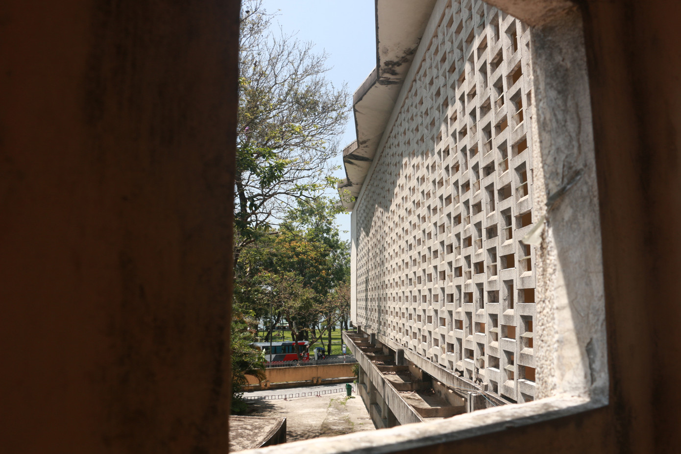 Kiến trúc sư danh tiếng Ngô Viết Thụ cũng chính là tác giả của nhiều công trình kiến trúc hiện đại nổi tiếng, như Nhà thờ Phủ Cam (Huế), Dinh Độc Lập (TP.HCM), Chợ Đà Lạt, Trường Đại học Sư phạm Huế,…(Ảnh: Thiên Chương) Kiến trúc sư danh tiếng Ngô Viết Thụ cũng chính là tác giả của nhiều công trình kiến trúc hiện đại nổi tiếng, như Nhà thờ Phủ Cam (Huế), Dinh Độc Lập (TP.HCM), Chợ Đà Lạt, Trường Đại học Sư phạm Huế,…(Ảnh: Thiên Chương)