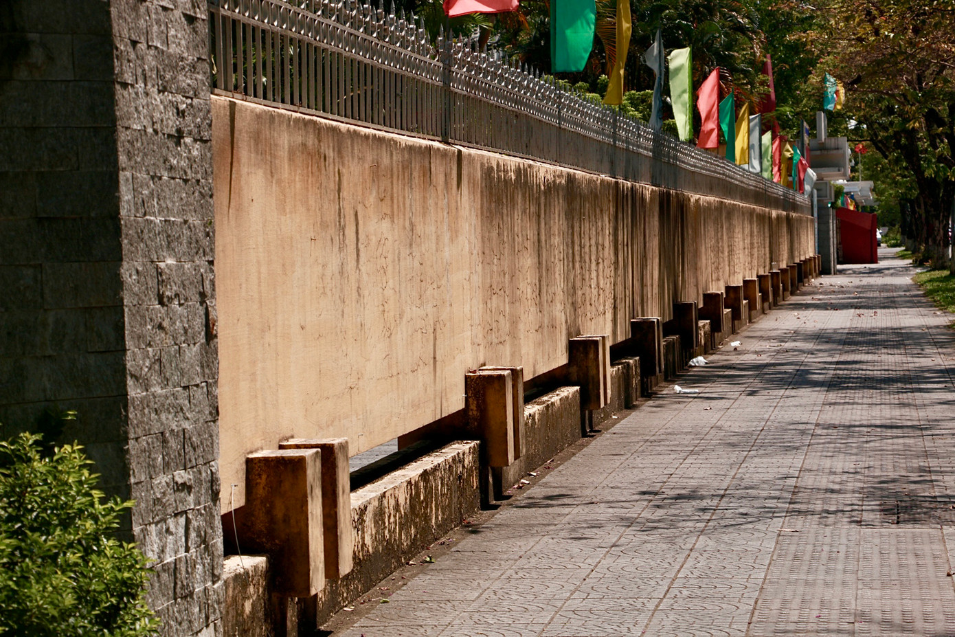 Từ năm 1976 đến nay, nơi đây đã đào tạo trên 60.000 cử nhân khoa học Sư phạm các hệ, trên 3.000 thạc sĩ; bồi dưỡng thường xuyên hơn 100.000 lượt cho giáo viên THPT các tỉnh thuộc khu vực miền Trung, Tây Nguyên và đồng bằng sông Cửu Long. (Ảnh: Thiên Chương) Từ năm 1976 đến nay, nơi đây đã đào tạo trên 60.000 cử nhân khoa học Sư phạm các hệ, trên 3.000 thạc sĩ; bồi dưỡng thường xuyên hơn 100.000 lượt cho giáo viên THPT các tỉnh thuộc khu vực miền Trung, Tây Nguyên và đồng bằng sông Cửu Long. (Ảnh: Thiên Chương)