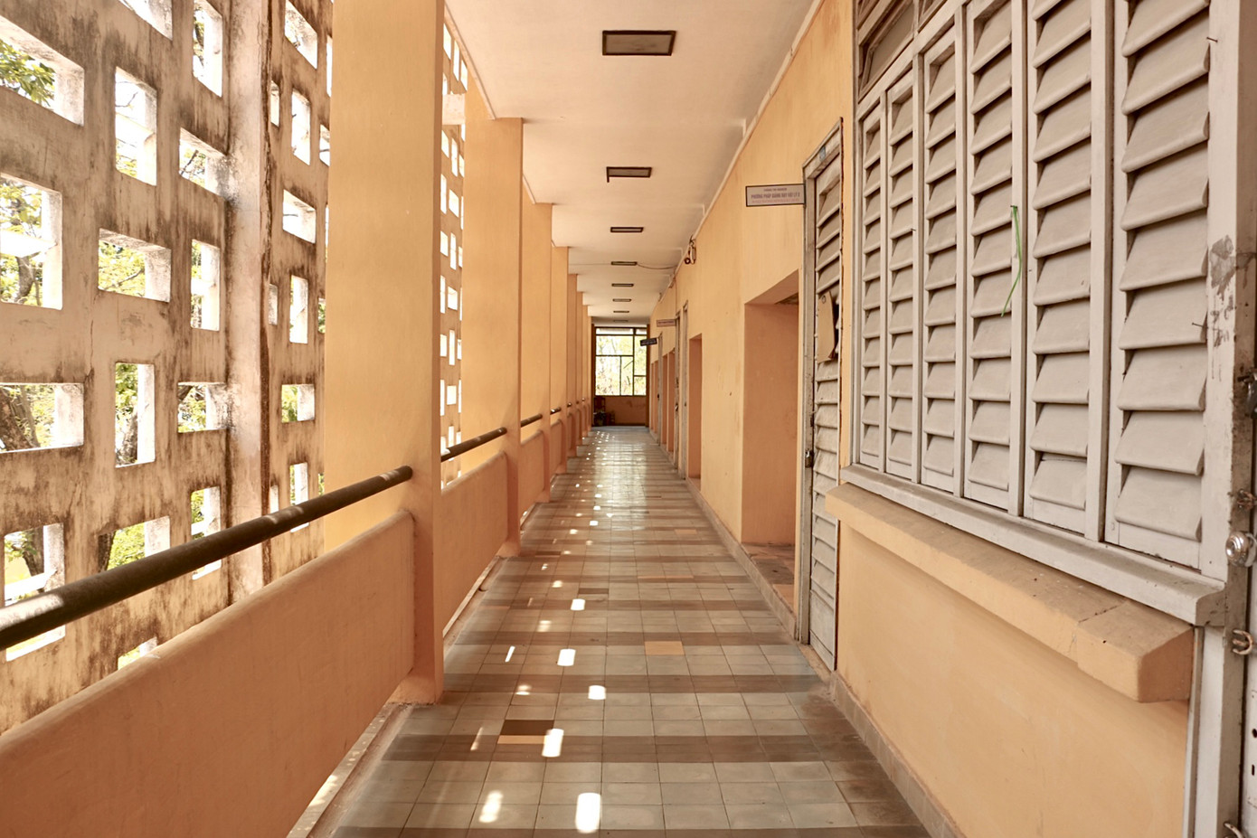 Trải qua hơn 6 thập kỉ, dường như ngôi trường được nhuộm bởi màu thời gian, hiện lên nét đẹp của những kiến trúc hiện đại thời xưa. Dãy hành lang nổi bật bởi những ô gạch khi nắng chiếu vào, tạo nên hiệu ứng đẹp mắt mỗi lúc chiều về. (Ảnh: Thiên Chương) Trải qua hơn 6 thập kỉ, dường như ngôi trường được nhuộm bởi màu thời gian, hiện lên nét đẹp của những kiến trúc hiện đại thời xưa. Dãy hành lang nổi bật bởi những ô gạch khi nắng chiếu vào, tạo nên hiệu ứng đẹp mắt mỗi lúc chiều về. (Ảnh: Thiên Chương)