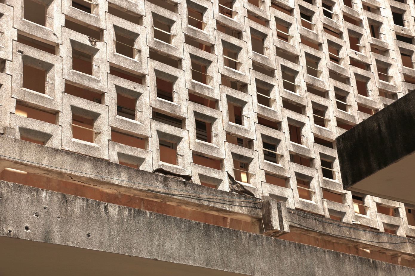 Những bức tường được thiết kế thành những khung hình vuông ghép lại, cộng hưởng ánh nắng xuyên qua tạo ra ấn tượng đặc biệt. (Ảnh: Thiên Chương) Những bức tường được thiết kế thành những khung hình vuông ghép lại, cộng hưởng ánh nắng xuyên qua tạo ra ấn tượng đặc biệt. (Ảnh: Thiên Chương)