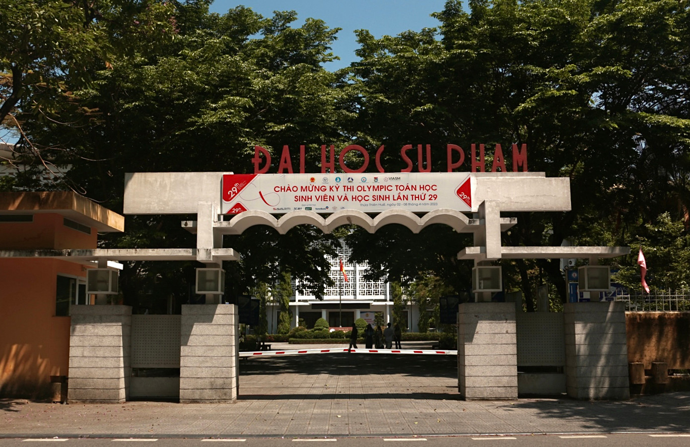 Với cụm từ “Modernist architecture” (kiến trúc hiện đại) khi đang ở Huế thì không thể không nhắc đến kiến trúc trường ĐH Sư phạm Huế, một trường thành viên thuộc Đại học Huế, nơi đào tạo và nghiên cứu khối ngành Sư phạm tại miền Trung, được Bộ GD&ĐT chọn là 1 trong 3 trường Sư phạm trọng điểm quốc gia. (Ảnh: Thiên Chương) Với cụm từ “Modernist architecture” (kiến trúc hiện đại) khi đang ở Huế thì không thể không nhắc đến kiến trúc trường ĐH Sư phạm Huế, một trường thành viên thuộc Đại học Huế, nơi đào tạo và nghiên cứu khối ngành Sư phạm tại miền Trung, được Bộ GD&ĐT chọn là 1 trong 3 trường Sư phạm trọng điểm quốc gia. (Ảnh: Thiên Chương)