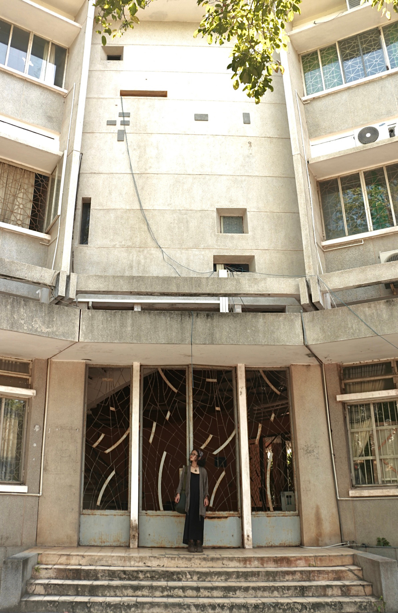 Đây cũng là điểm check-in siêu hot đối với các bạn trẻ từ sức ảnh hưởng của phim "Mắt biếc". Đứng bên hành lang hay bước đi trên cầu thang xoắn cũng có thể giúp cho bạn có những bức ảnh lung linh, một địa điểm du lịch mới nhưng lại đầy thú vị tại Huế. (Ảnh: Thiên Chương) Đây cũng là điểm check-in siêu hot đối với các bạn trẻ từ sức ảnh hưởng của phim "Mắt biếc". Đứng bên hành lang hay bước đi trên cầu thang xoắn cũng có thể giúp cho bạn có những bức ảnh lung linh, một địa điểm du lịch mới nhưng lại đầy thú vị tại Huế. (Ảnh: Thiên Chương)